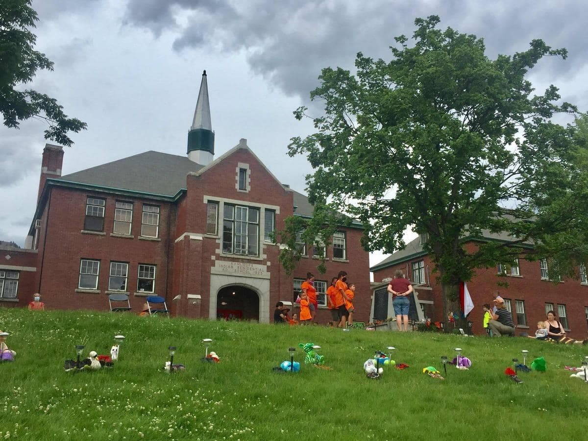 215 paires de chaussures d'enfants ont été déposées devant le tribunal de Kamloops.