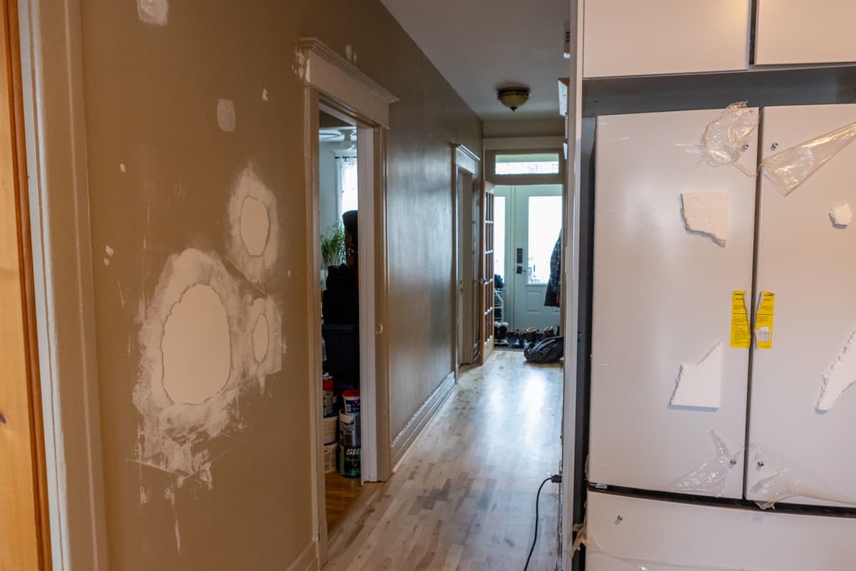 Sarah Blanchette, Martine Côté et Mariève Proulx à l’intérieur de l’un des trois appartements est toujours en rénovation.