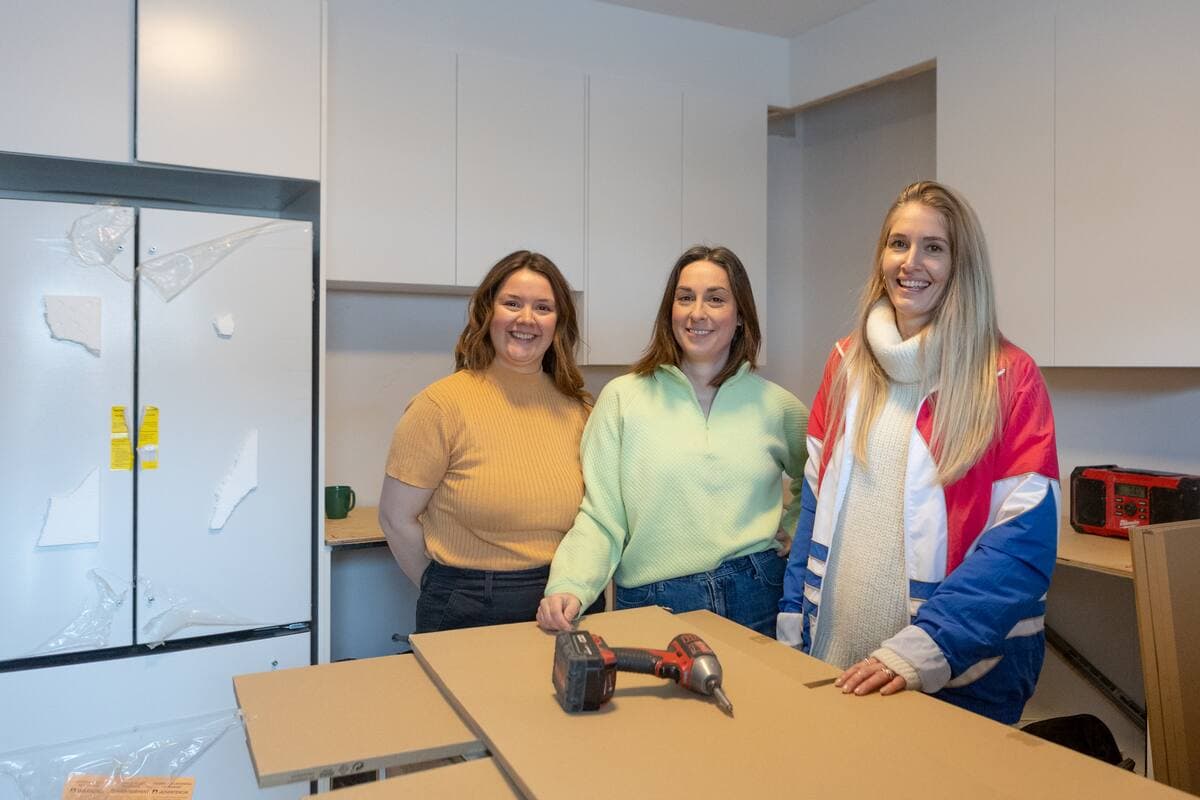 Sarah Blanchette, Martine Côté et Mariève Proulx à l’intérieur de l’un des trois appartements est toujours en rénovation.