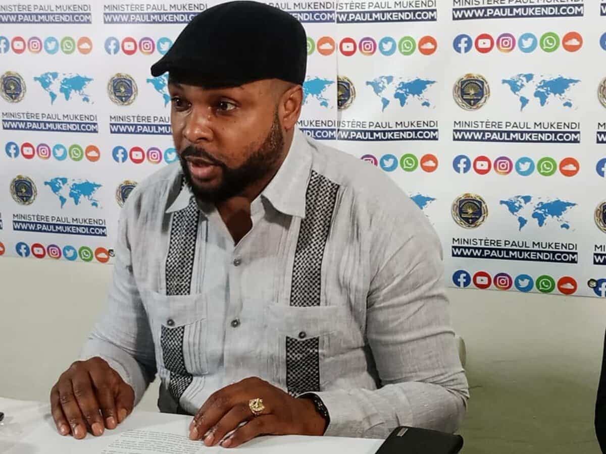 Le pasteur Paul Mukendi aurait donné une conférence de presse en octobre dernier près de Kinshasa, au Congo.