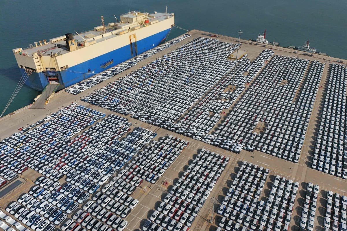 Des voitures attendent d'être chargées sur un navire pour l'exportation au port de Yantai, dans la province chinoise du Shandong, le 7 décembre 2023.