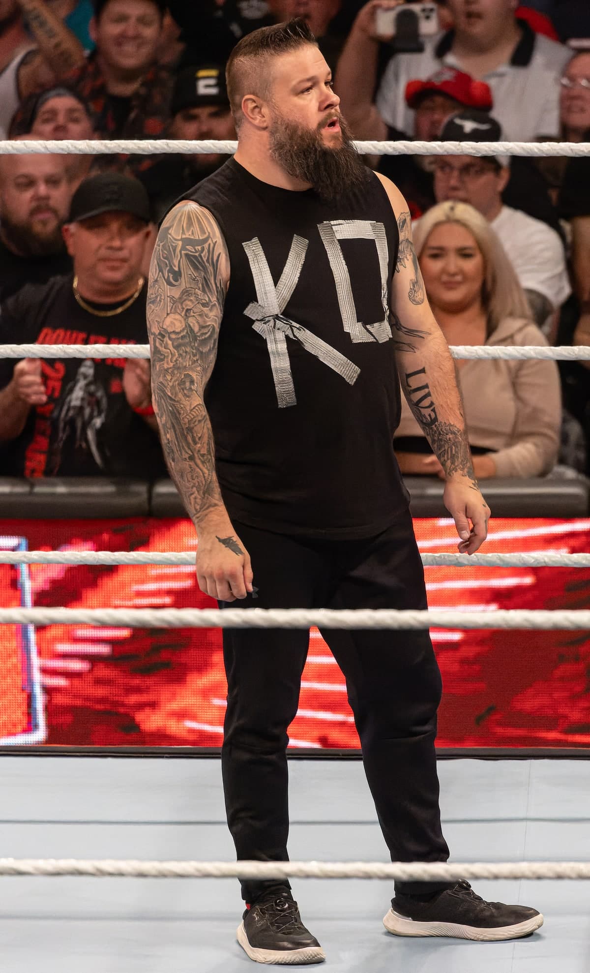 Kevin Owens, lors de la présentation de Raw au Centre Vidéotron, en août 2023.