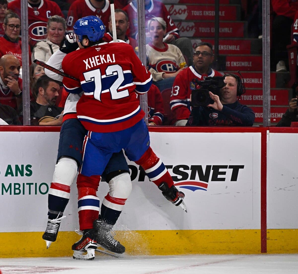 Arber Xhekaj, complétant une mise en échec, durant le troisième match de la série face aux Capitals de Washington, le vendredi 25 avril, au Centre Bell.