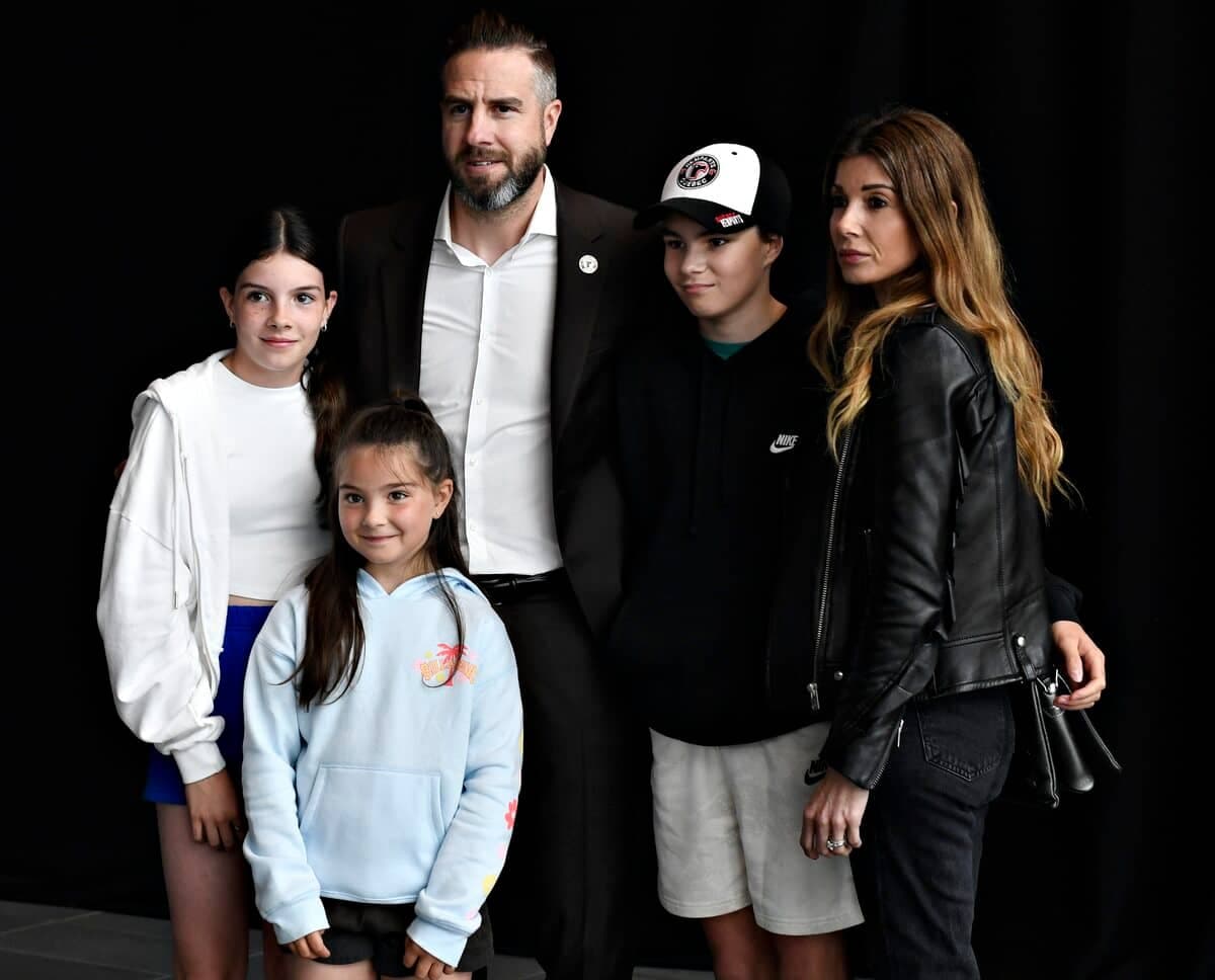 Simon Gagné entouré de sa femme Karine, de son fils Matthew et de ses filles Lily-Rose et Juliette, jeudi.