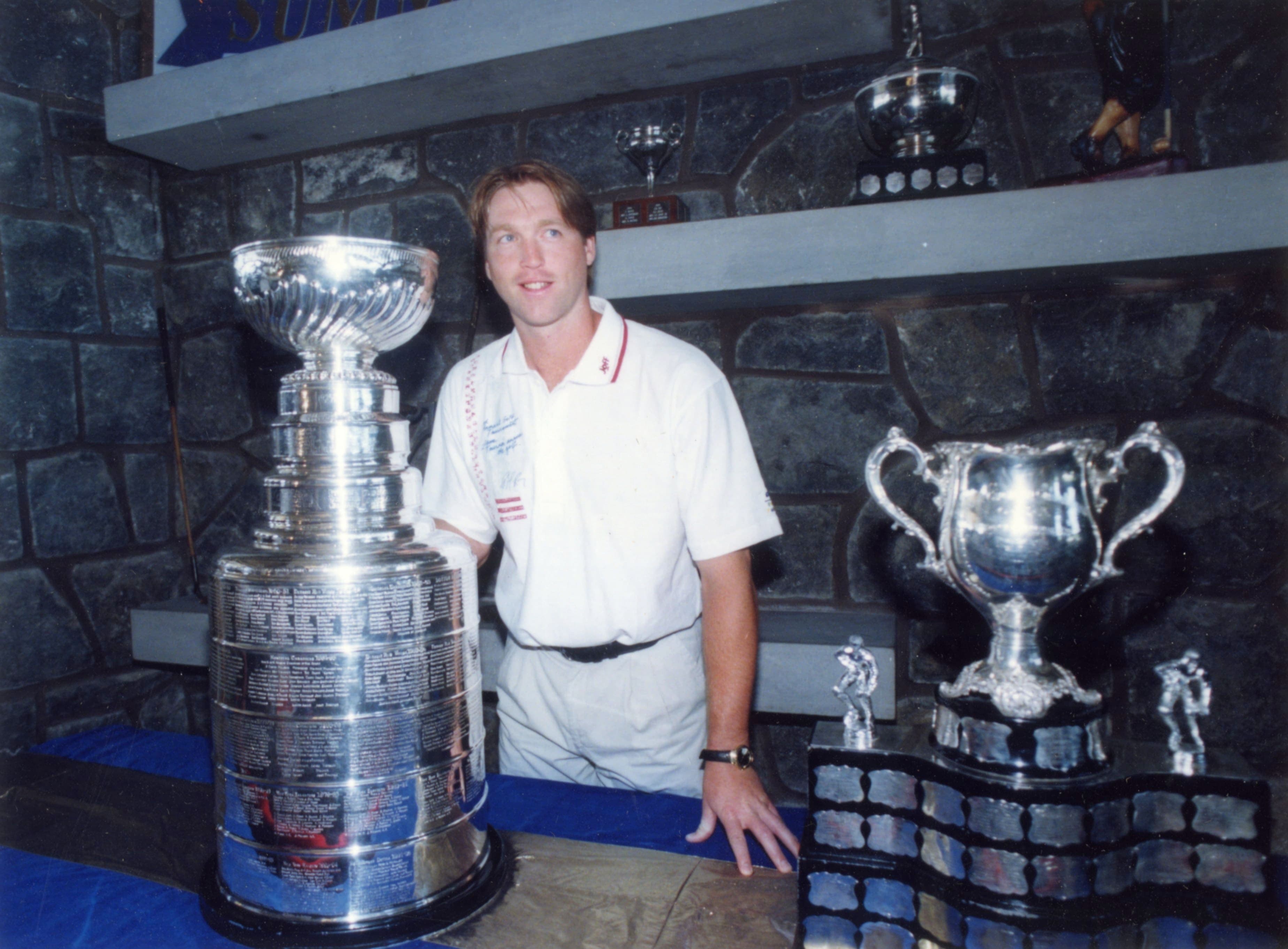 Patrick Roy avec sa troisième de quatre coupes Stanley, en 1996, lui qui venait aussi de décrocher le trophée Conn-Smythe remis au joueur le plus utile des séries, avec l'Avalanche.

Pablo Durant / LES ARCHIVES / LE JOURNAL DE MONTREAL