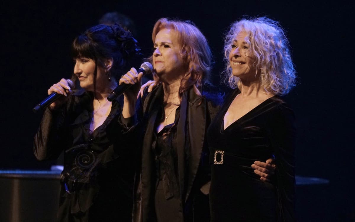 Marie Carmen, Marie Denise Pelletier et Joe Bocan en mai 2022 lors d’une représentation du spectacle «Pour une histoire d’un soir» à Montréal.