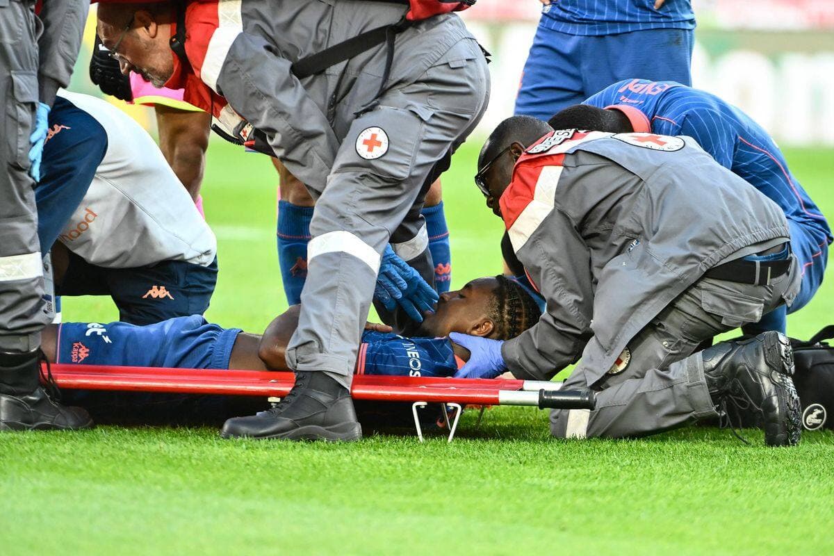 Le Québécois Moïse Bombito a quitté la rencontre entre Nice et Monaco sur une civière, dimanche.
