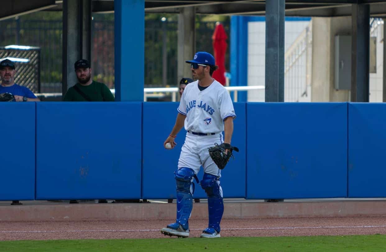 Le Québécois Nicolas Deschamps évolue comme receveur avec les Blue Jays de Dunedin.