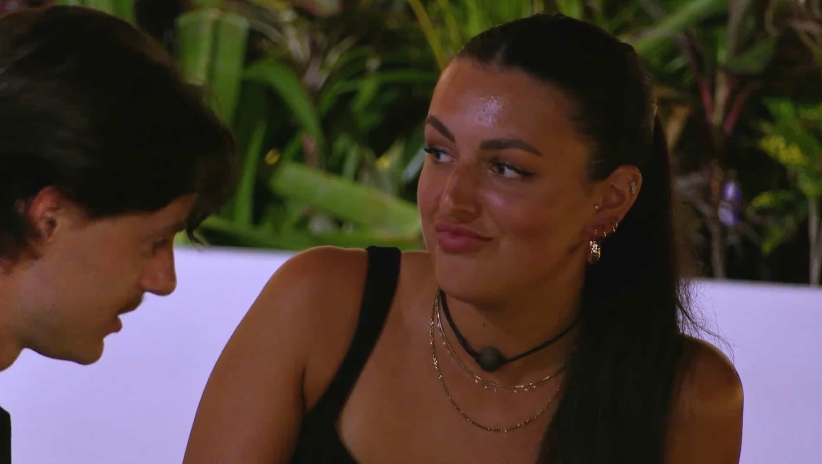Lorie n'était pas contente de se faire refuser un bec par Kevin.