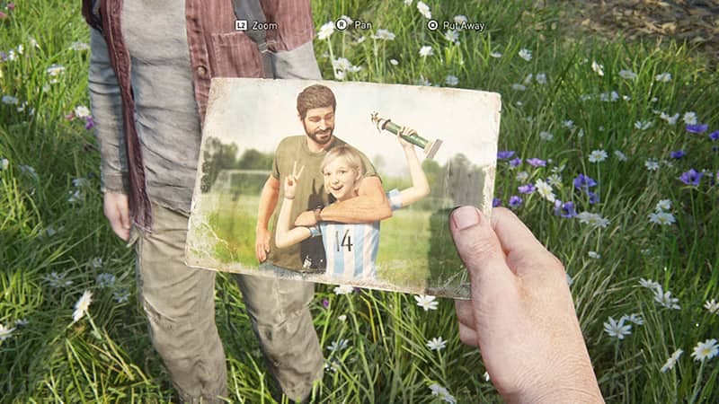 Ellie donne à Joel une photo de lui et sa fille, Sarah.