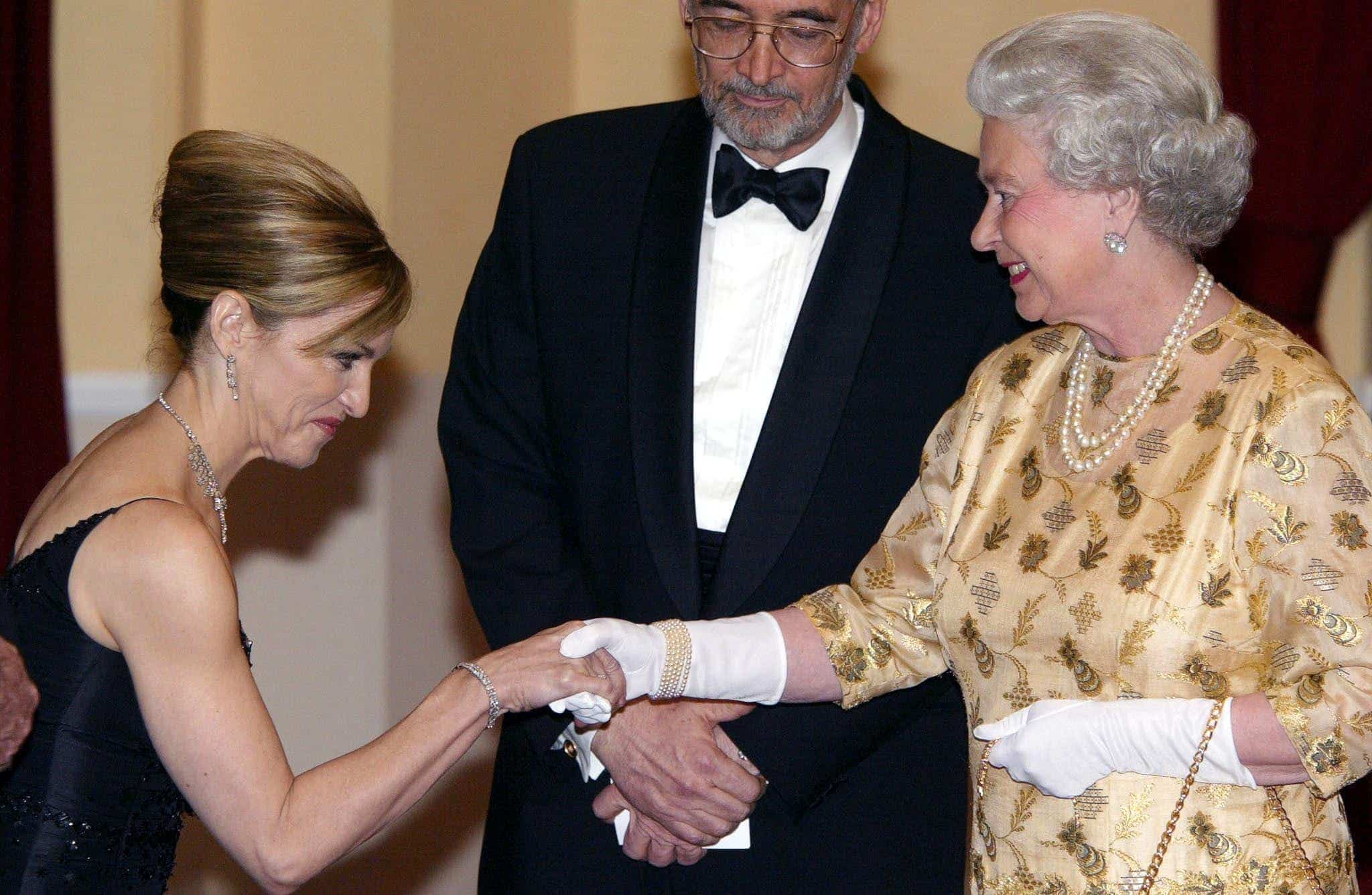 Madonna avec la reine Elizabeth II | AFP
