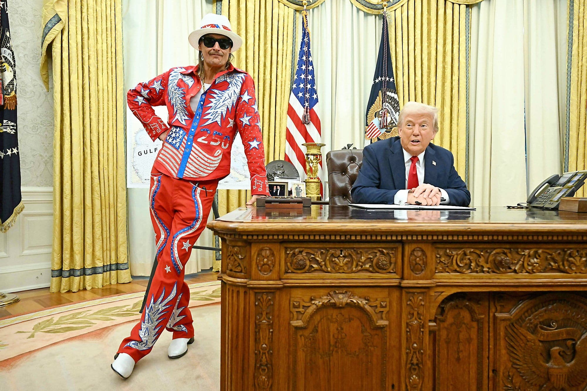 Le président des États-Unis, Donald Trump, était accompagné du chanteur Kid Rock, hier dans le Bureau ovale, afin de signer notamment un décret pour tenter de protéger les Américains des revendeurs de billets de spectacles en renforçant la loi afin d’assurer une meilleure compétitivité dans l’industrie du divertissement et des concerts.