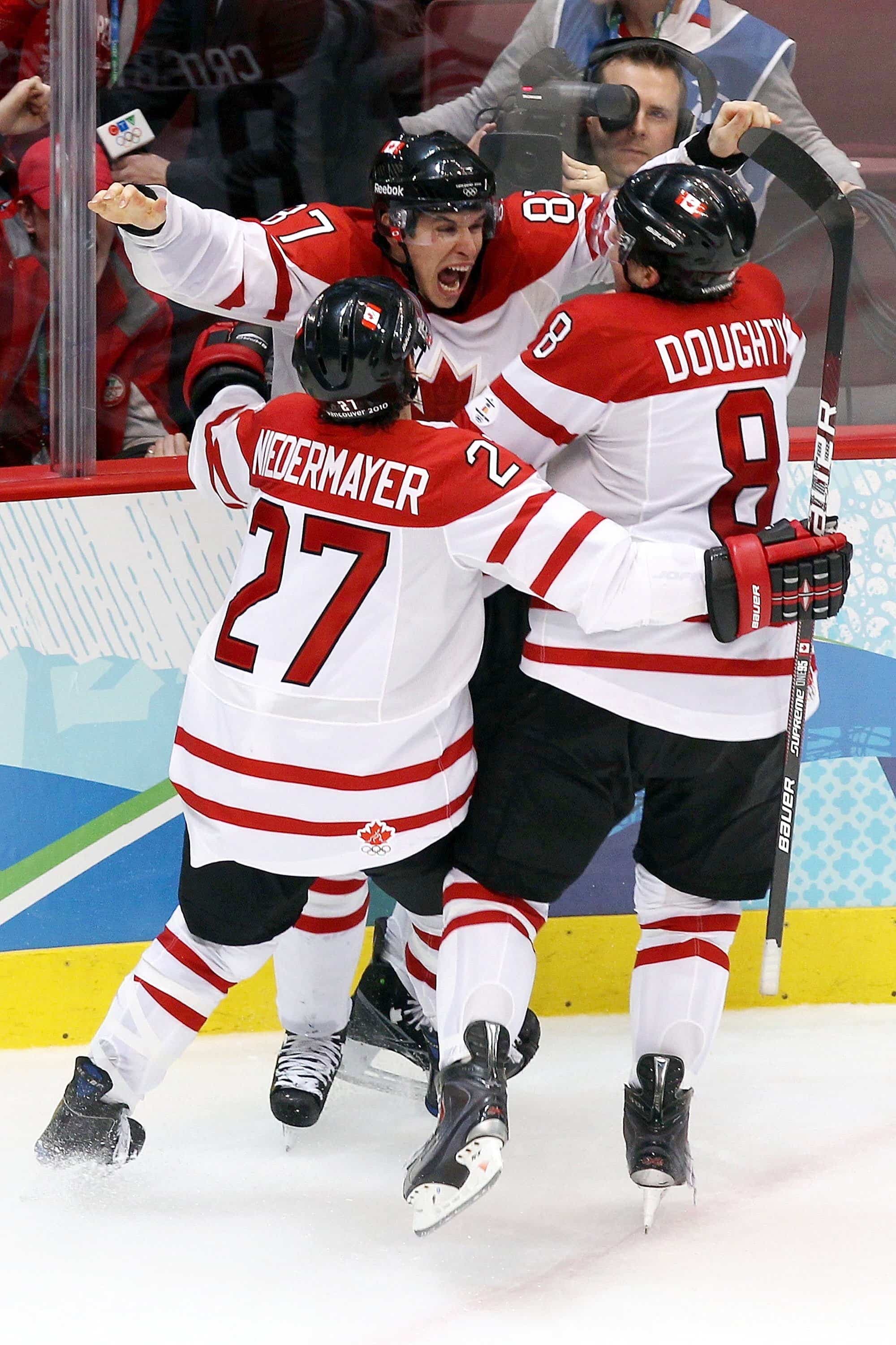 Sidney Crosby célèbre avec Scott Niedermayer et Drew Doughty son but en prolongation aux Jeux olympiques de 2010. Quinze plus tard, ce filet marque encore l'imaginaire.