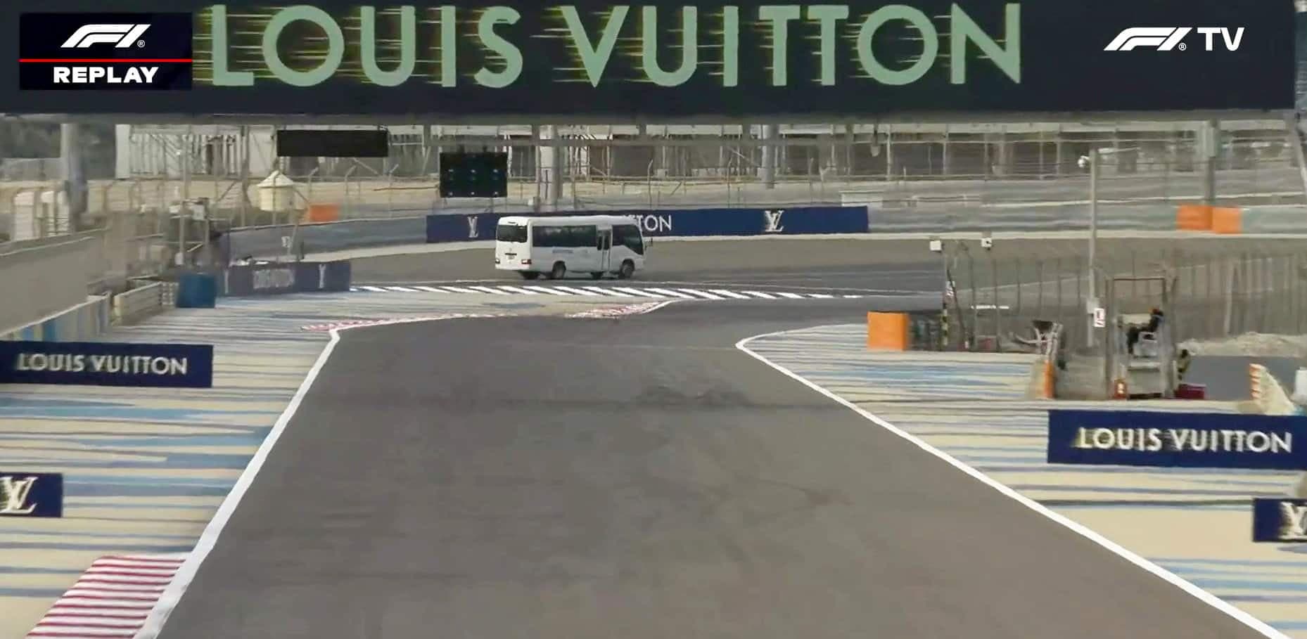 Un drapeau rouge est agité aux abords du circuit à Bahreïn alors que le passage d'un autobus a perturbé la dernière séance des essais hivernaux.