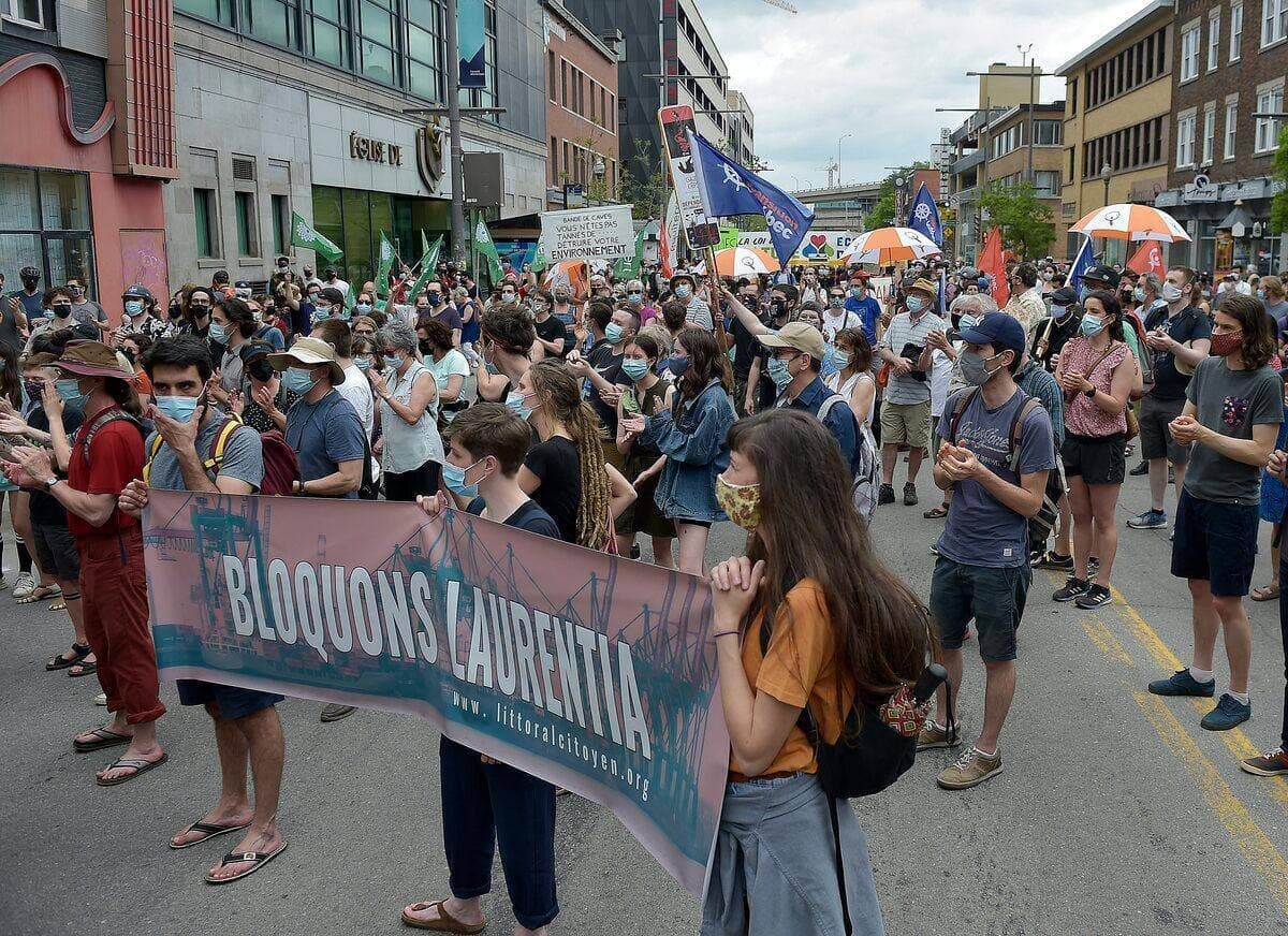 Quelques centaines de manifestants ont demandé au député fédéral Jean-Yves Duclos de leur donner son appui lors de la marche Bloquons Laurentia, samedi, à Québec.