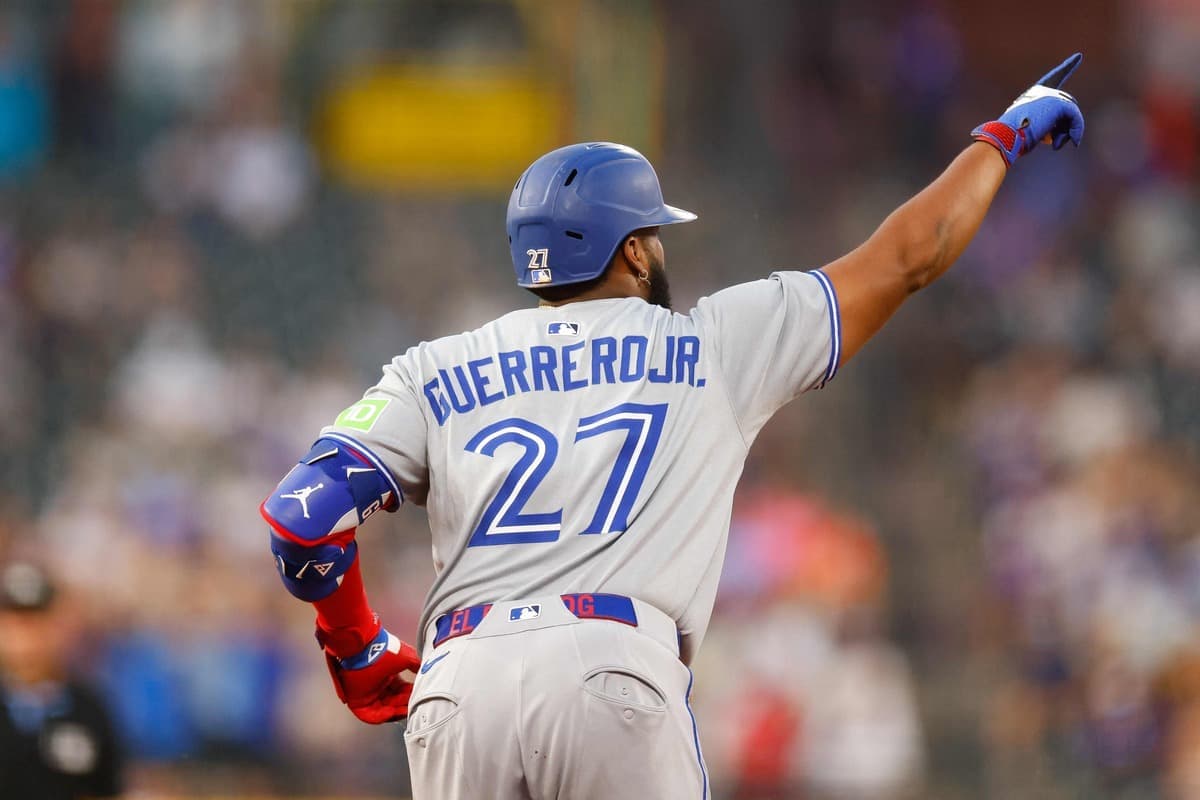 Vladimir Guerrero fils célèbre un circuit dans l’uniforme des Blue Jays, le 5 août 2025, à Denver, au Colorado.