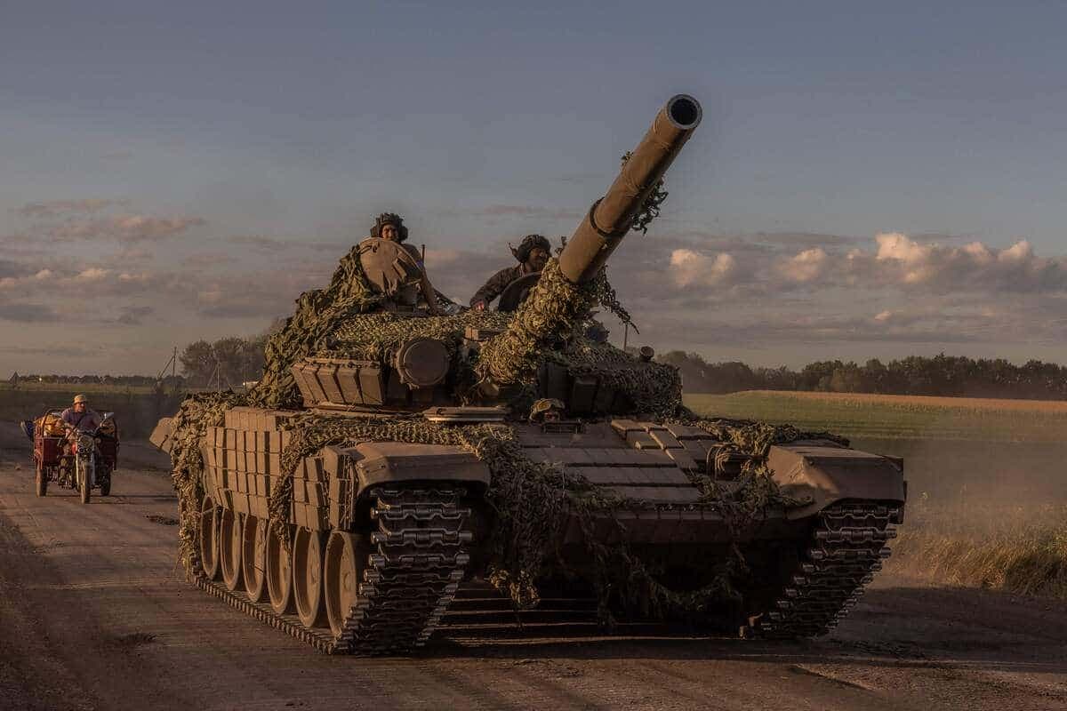 Des militaires ukrainiens manœuvrent un char T-72 d'origine soviétique dans la région de Sumy, près de la frontière avec la Russie, le 12 août 2024, en pleine invasion russe de l'Ukraine.