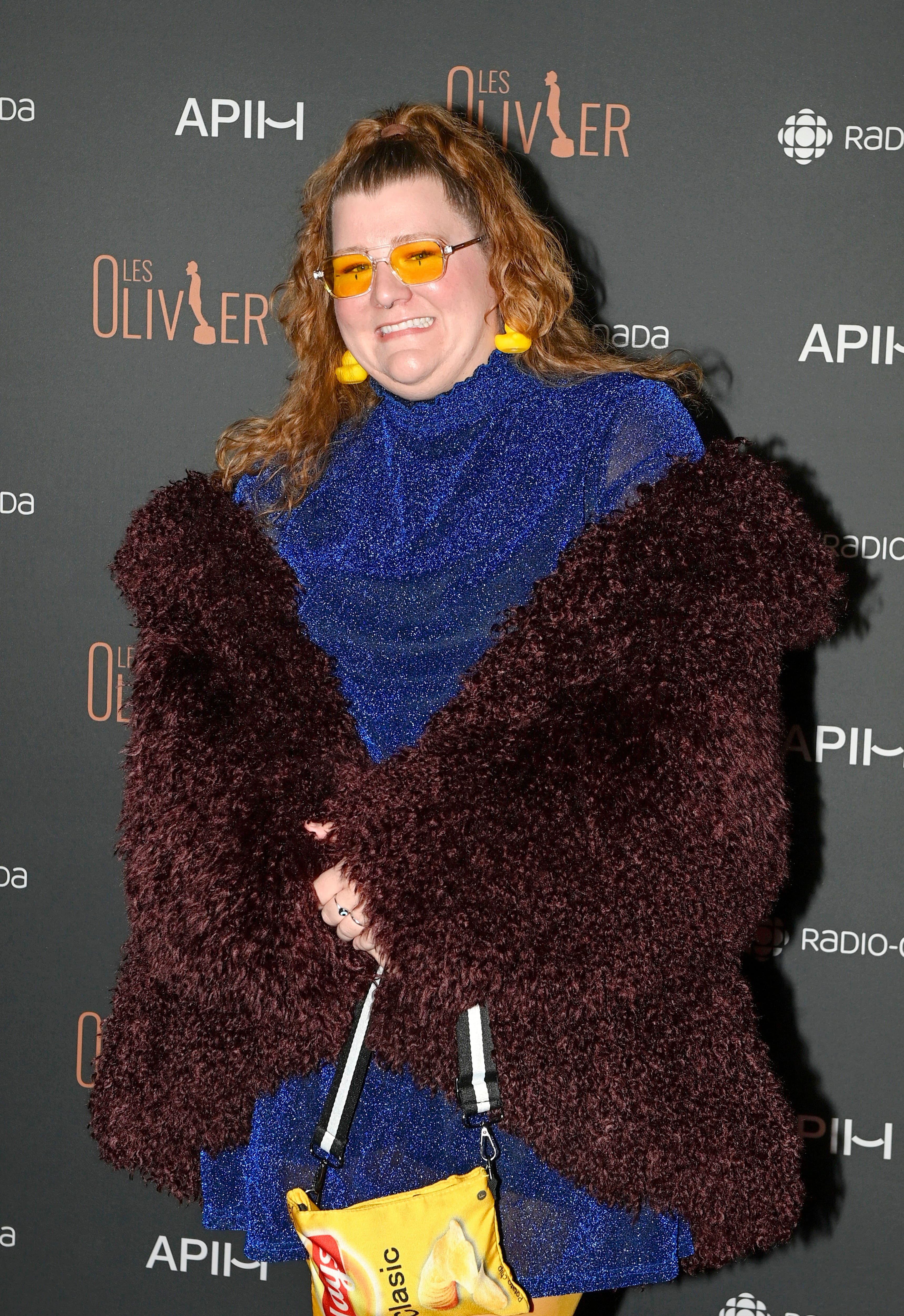 Coco Belliveau sur le tapis rouge dans le cadre du 27e Gala Les Olivier.