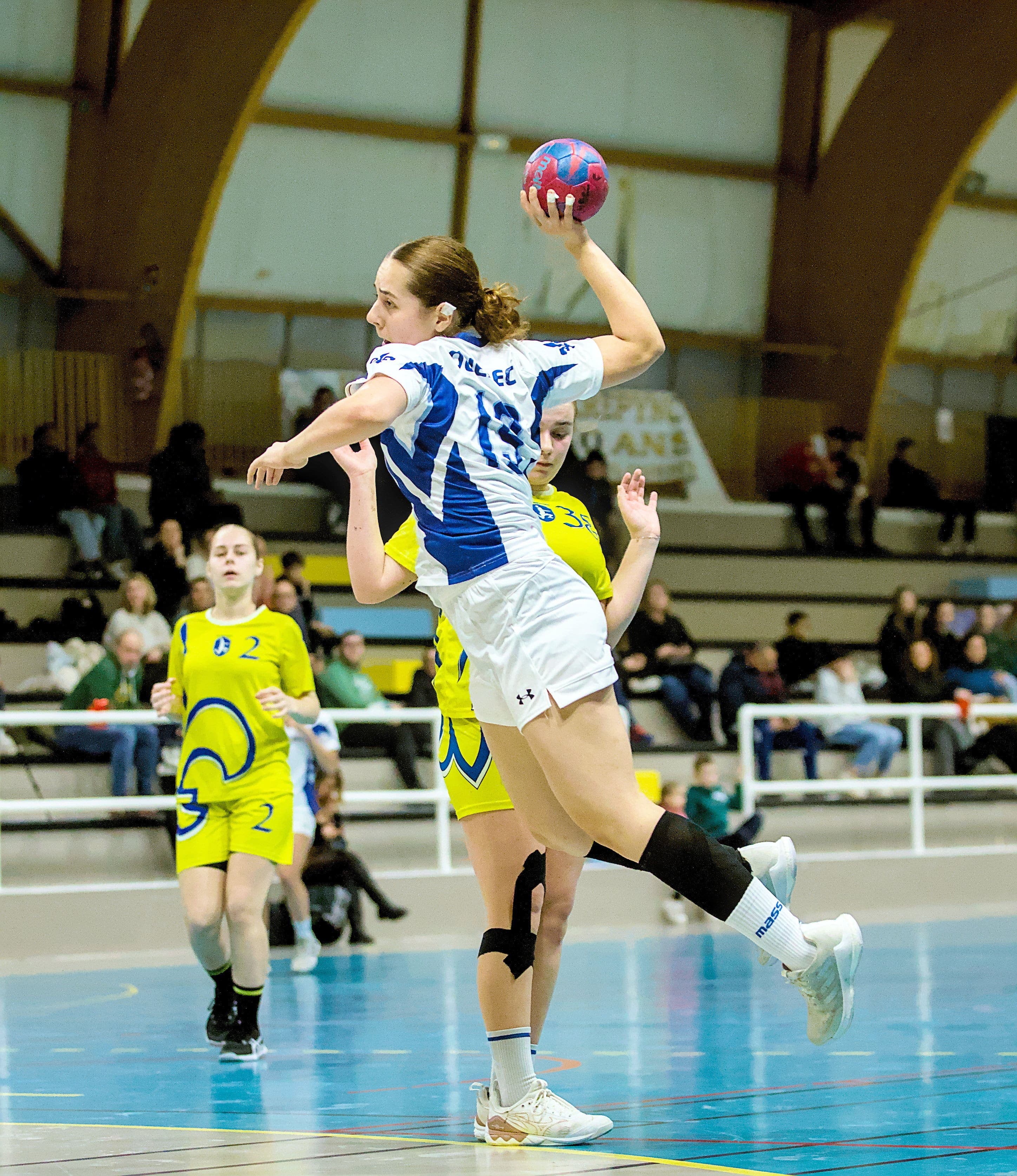 Clara Halus-Udrea en action lors d’un stage de handball à Crépy-en-Valois, en France, le 3 janvier 2024, avec l’équipe du Québec.