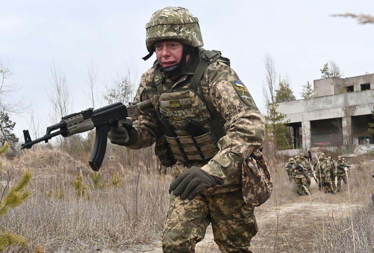 Les Forces de défense territoriale ukrainiennes, la réserve militaire des Forces armées ukrainiennes, participent à un exercice militaire à l'extérieur de Kiev le 19 février 2022.