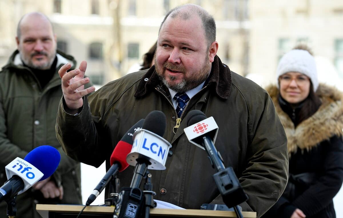 Le chef de l’opposition à Québec, Claude Villeneuve, a officiellement tiré un trait, lundi, sur Équipe Marie-Josée Savard, renommée Québec d’abord.