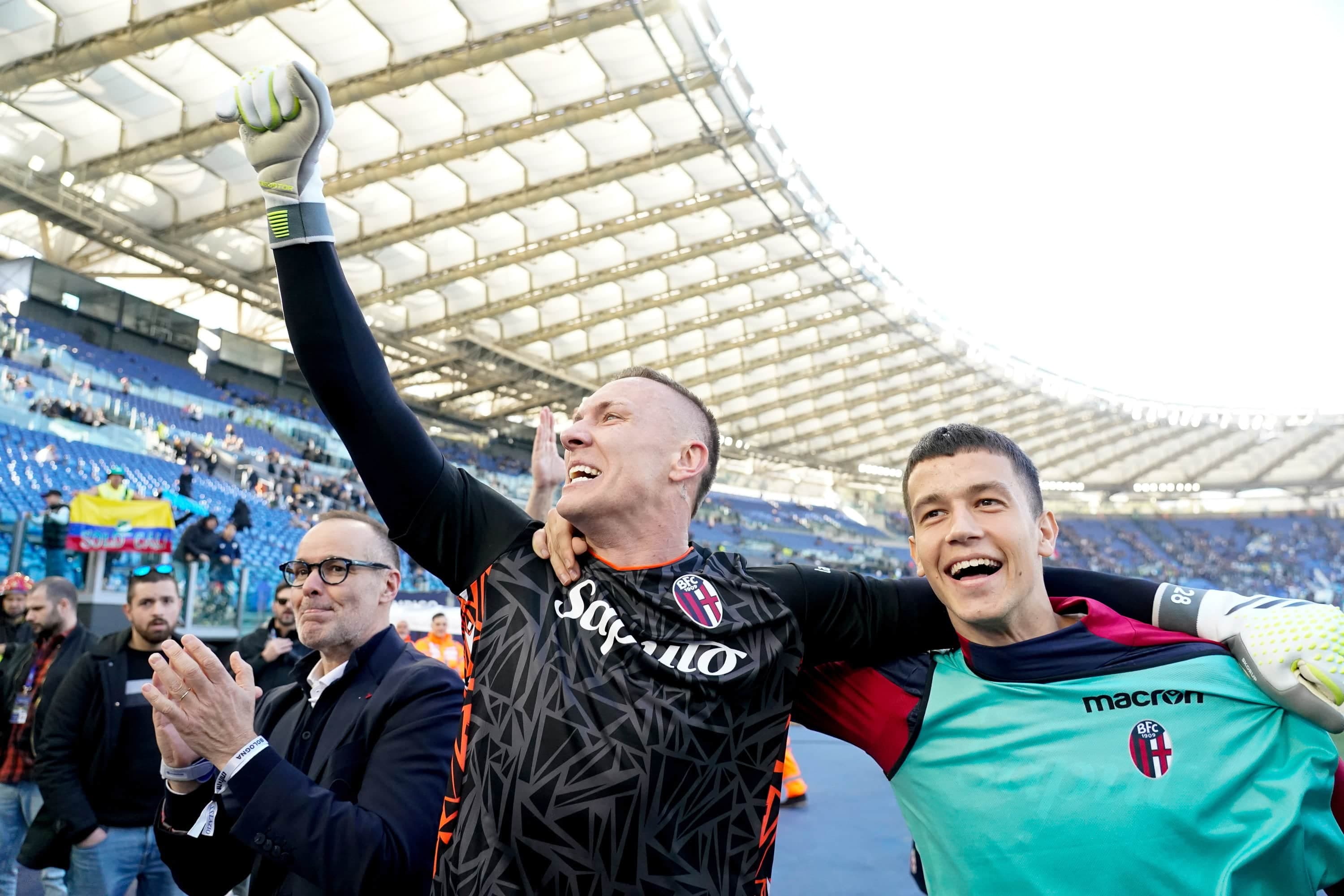 Le propriétaire du Bologne FC, Joey Saputo, a célébré sur le terrain en compagnie de ses joueurs, dont le gardien Lukasz Skorupski (au centre), dimanche à Rome.