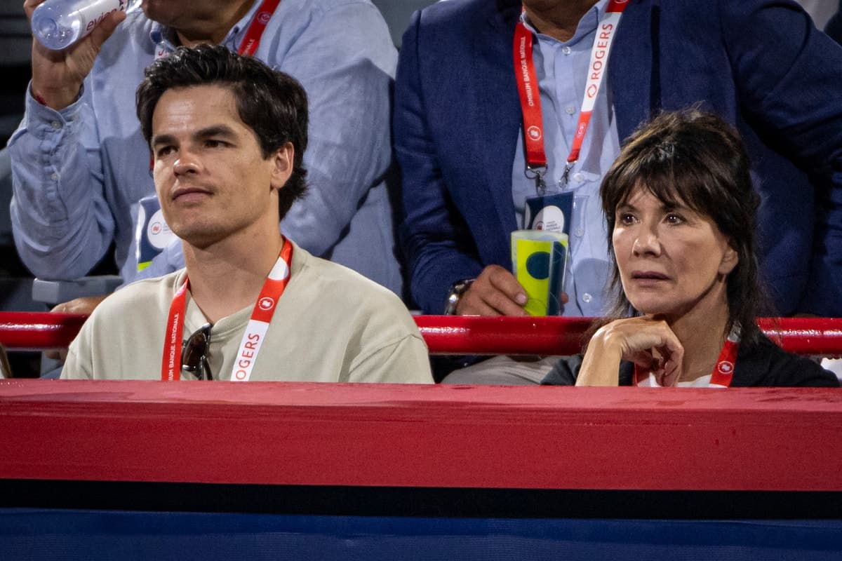 Le skieur Mikaël Kingsbury et l'actrice Sylvie Léonard étaient au stade IGA, samedi soir.