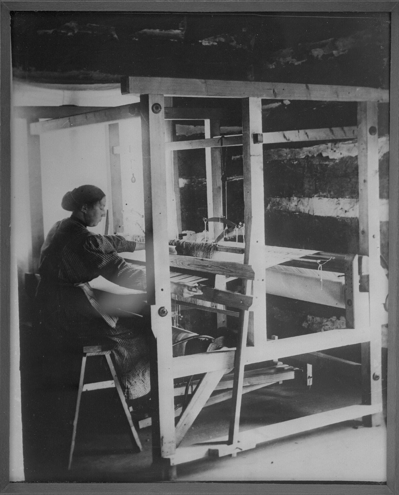 Une femme au métier à tisser, 8 octobre 1941.
