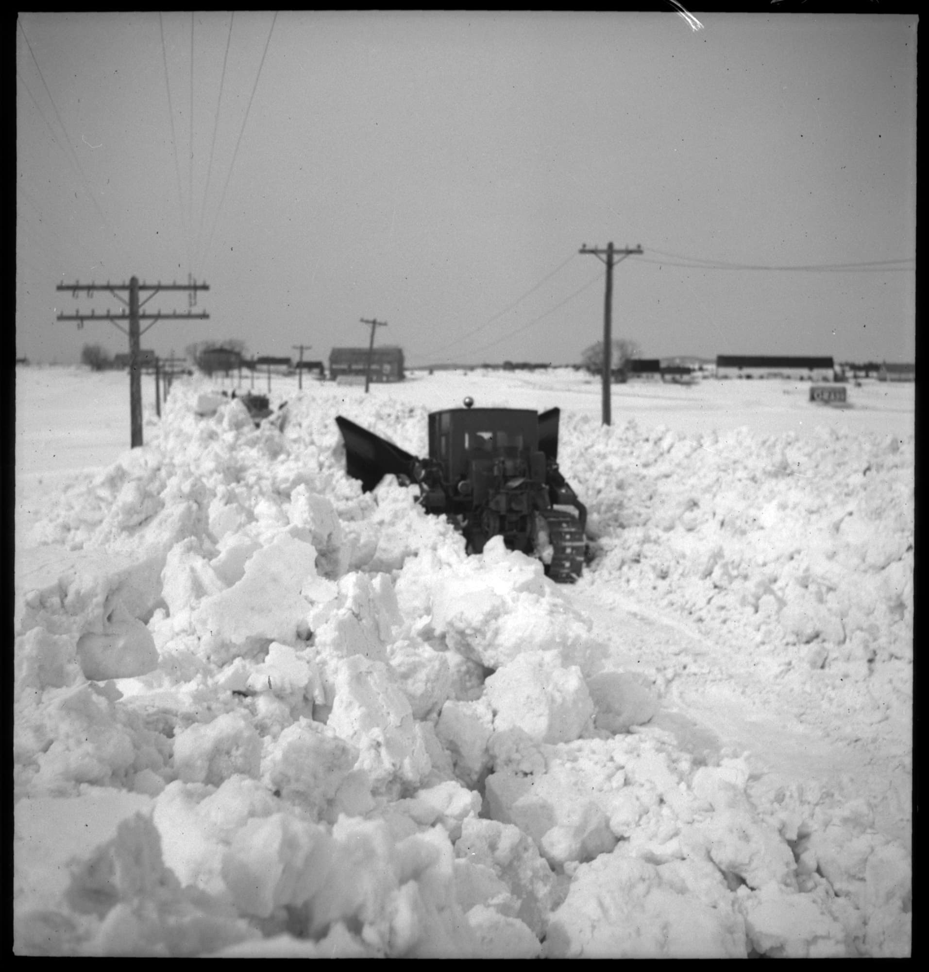 Chasse-neige ouvrant la route du lac Beauport, 1943.