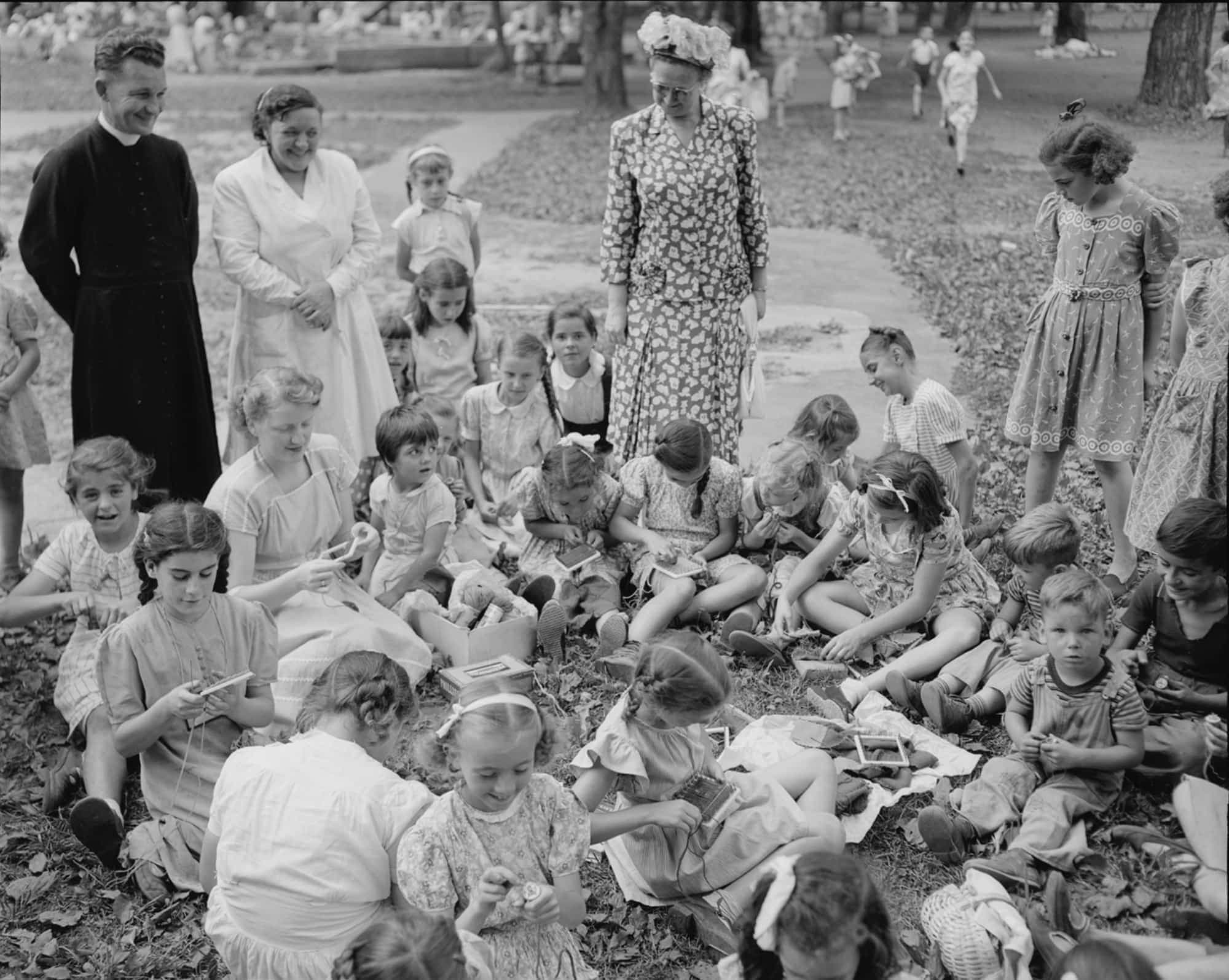 Leçon de tissage au terrain de jeux du parc Victoria, à Québec, 1948