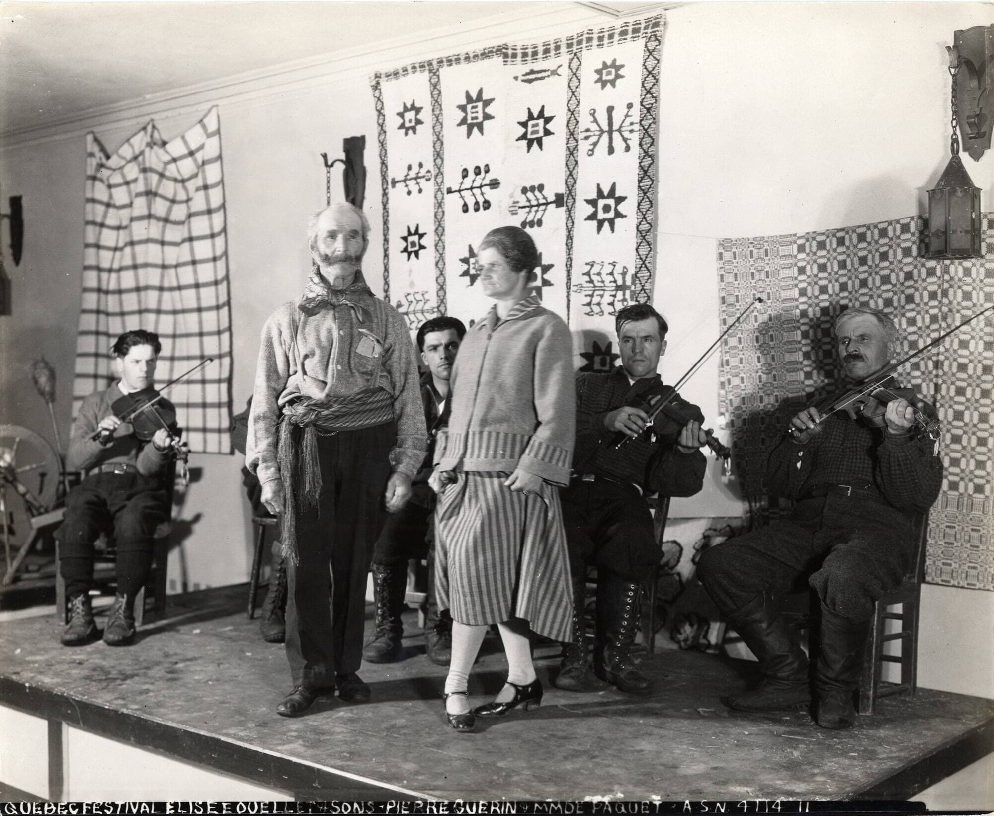 Élisée Ouellet et ses fils au violon, et Pierre Guérin et Victoria Paquet à la gigue, mai 1928.