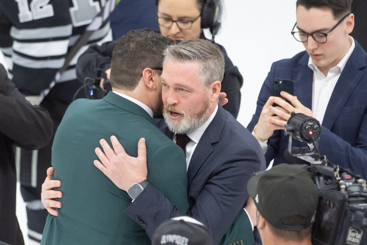 Patrick Roy est félicité par Louis Robitaille, l'entraîneur des Olympiques de Gatineau, qui ont été éliminés par les Remparts le 3 mai.