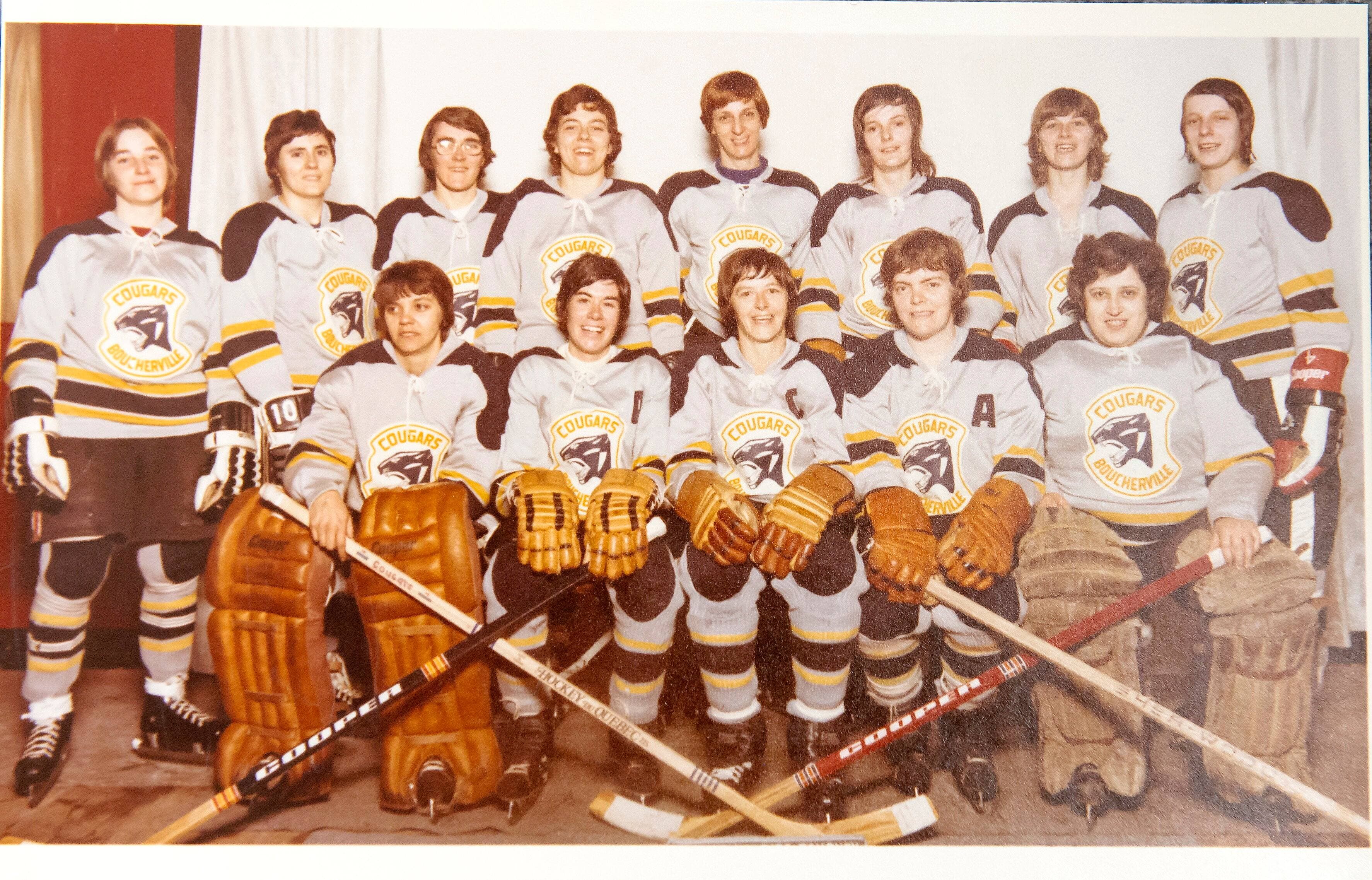 Ginette Hatin, deuxième à partir de la gauche, a joué pendant 10 ans avec une équipe féminine étoile du Québec au début des années 1970.