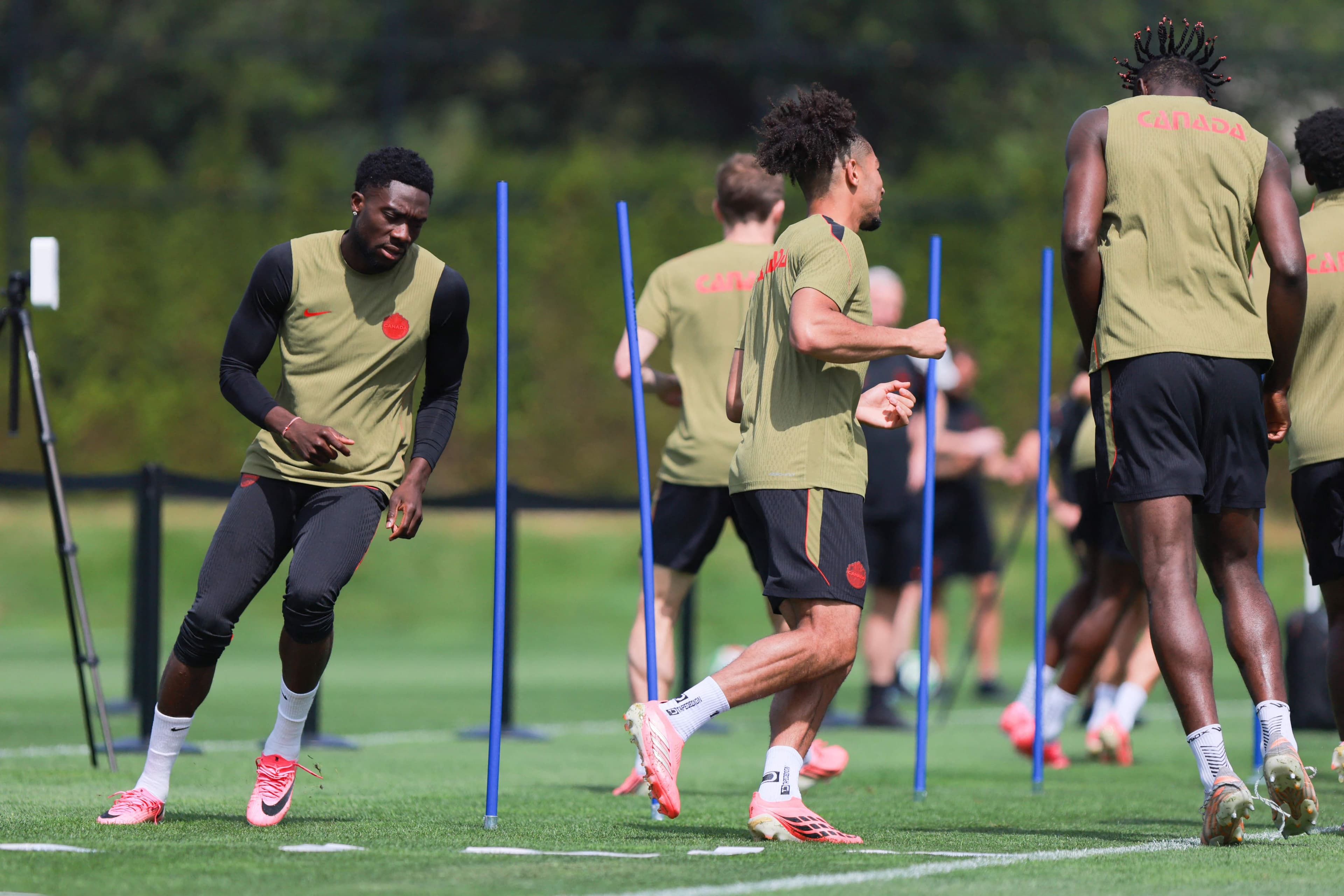 Le capitaine de l'équipe canadienne de soccer, Alphonso Davies, s'est entraîné mardi à Vancouver.