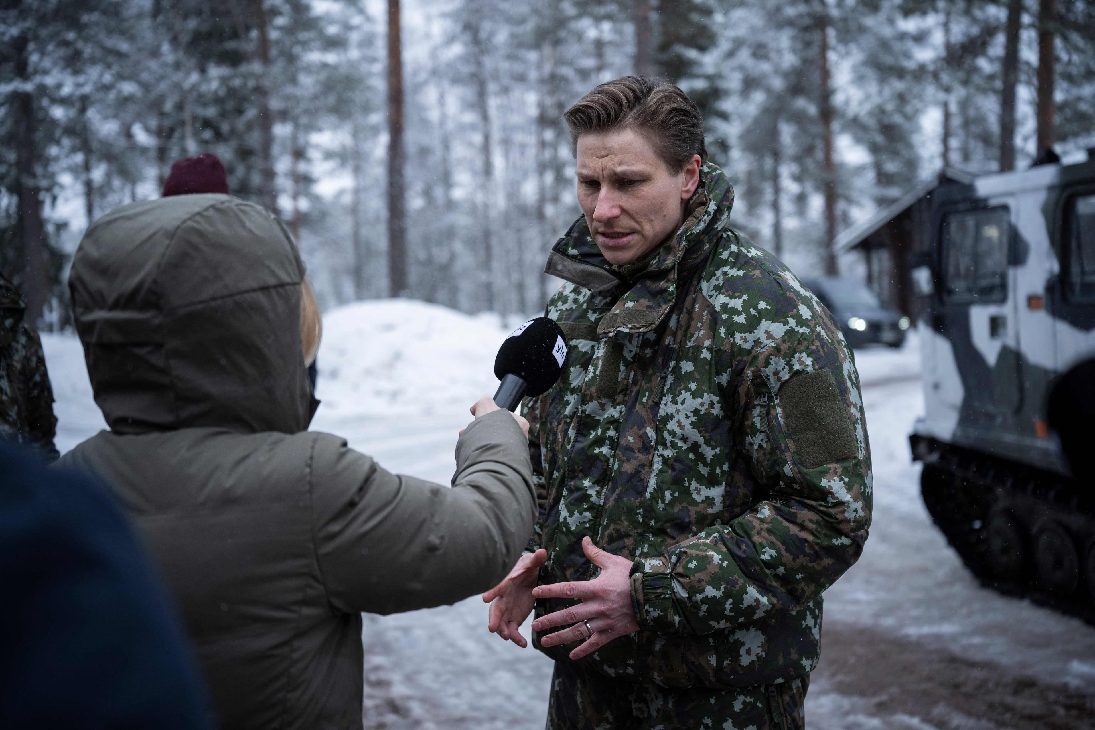 Le ministre finlandais de la Défense, Antti Hakkanen, s'adresse aux médias lors de leur visite de l'exercice militaire multinational OTAN Cold Response 26 à Rovajarvi, près de Rovaniemi, en Finlande, le 16 mars 2026.
