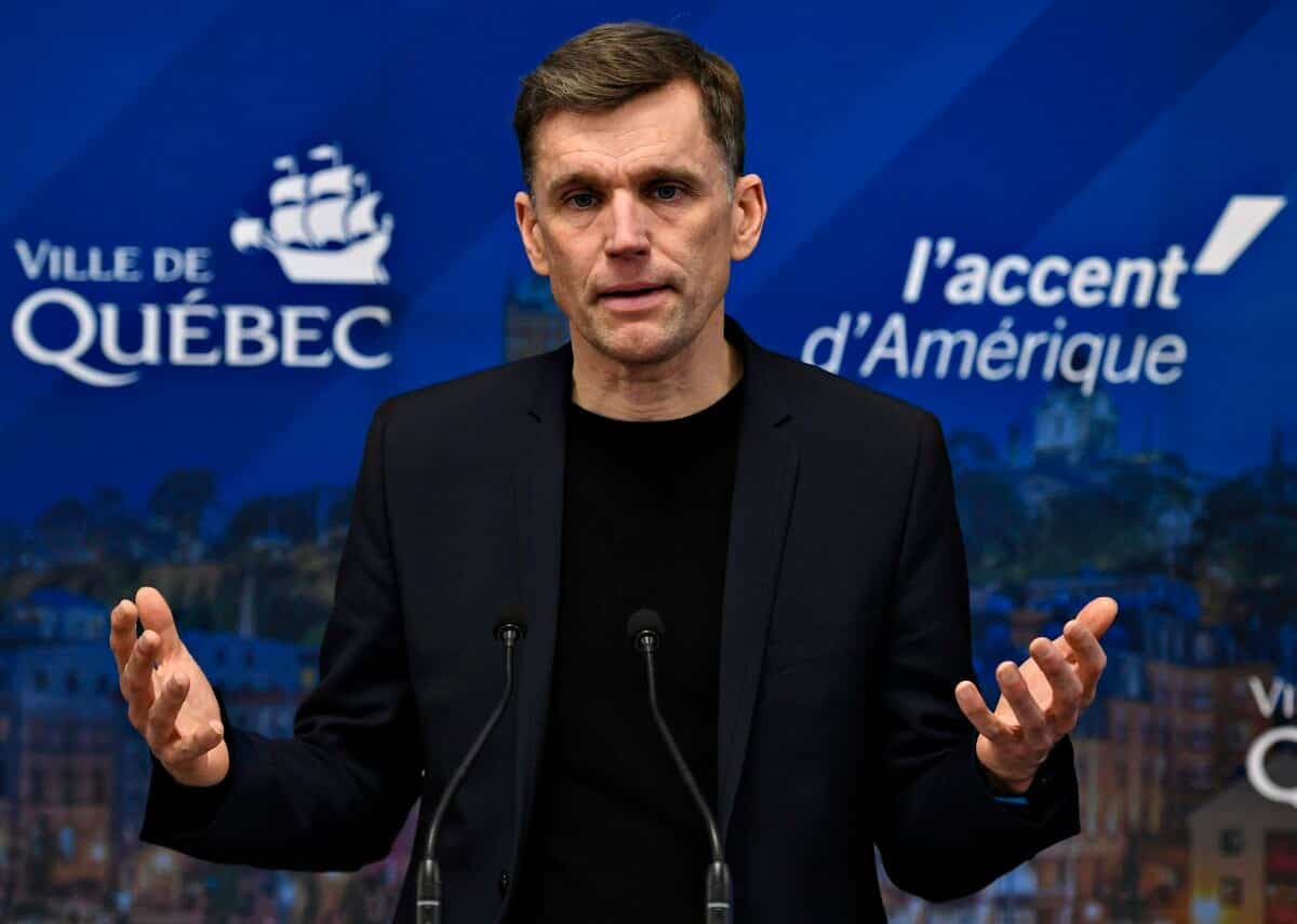 En conférence de presse, mercredi, le maire de Québec, Bruno Marchand, a souhaité que la manifestation prévue en fin de semaine se passe « pacifiquement » et a avisé les protestataires que tout n’est pas permis.