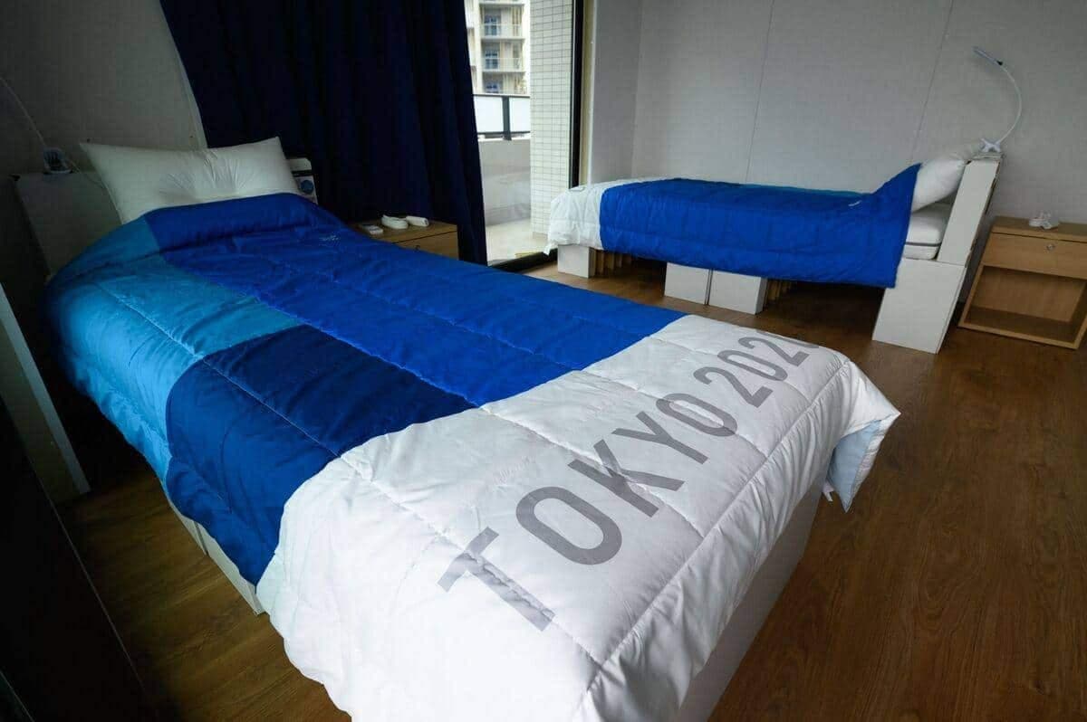 Voici les lits (dont la base est en carton) dans lesquels devront dormir les athlètes olympiques pour la durée des JO, qui débutent le 23 juillet.
