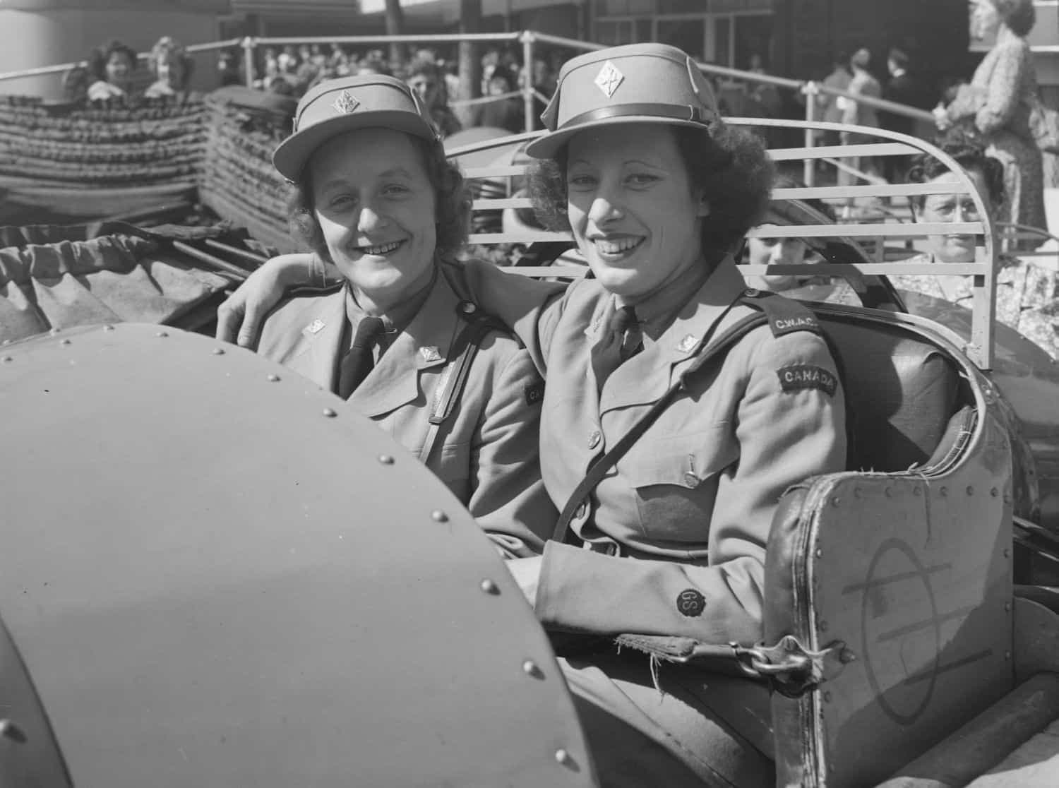 Deux militaires en uniforme du «Canadian Women Army Corps» (C.W.A.C.) dans un manège du parc Belmont, en juillet 1944.
