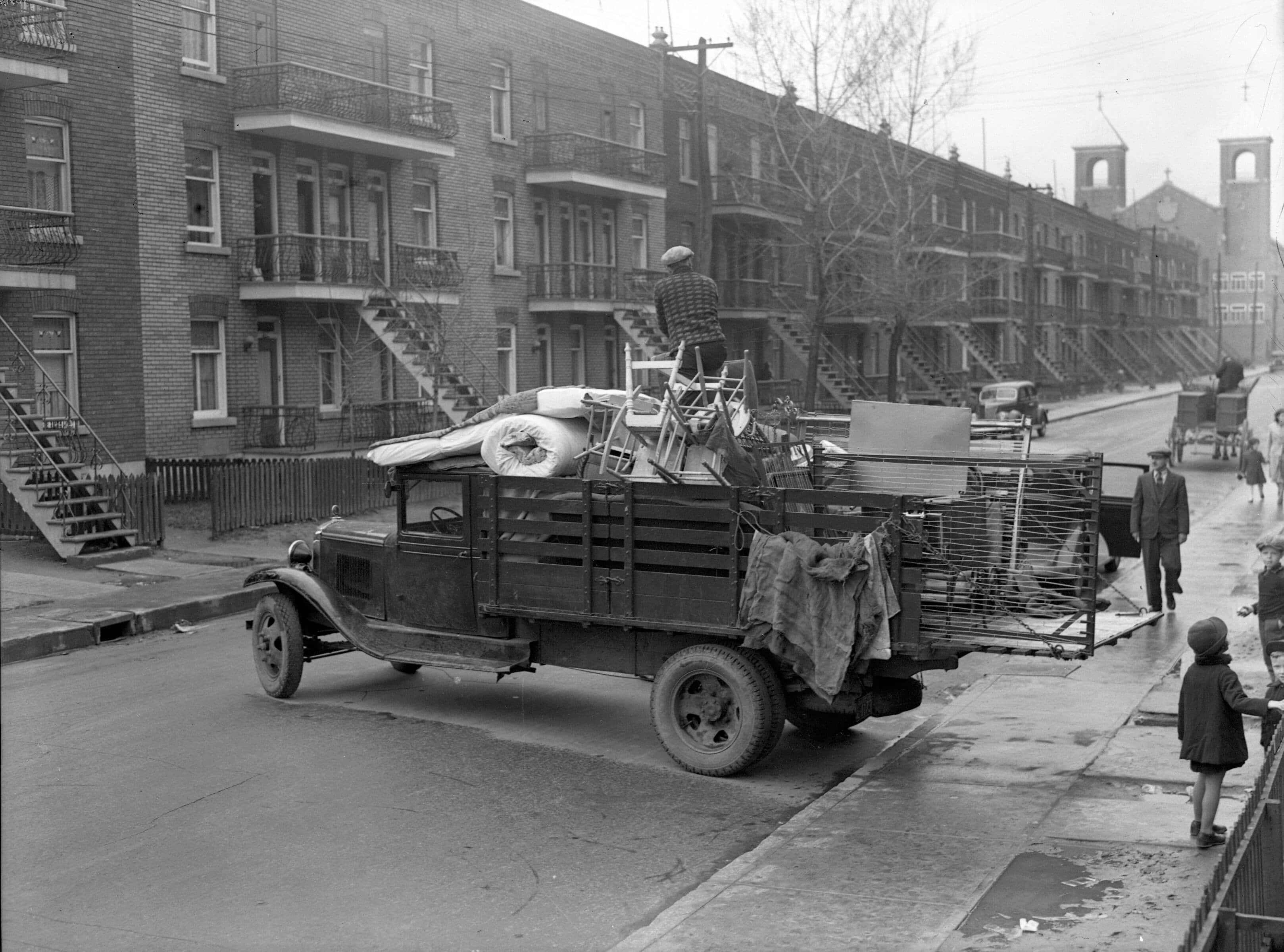 Moving Day. 4th Ave. Verdun, 30 avril 1938.