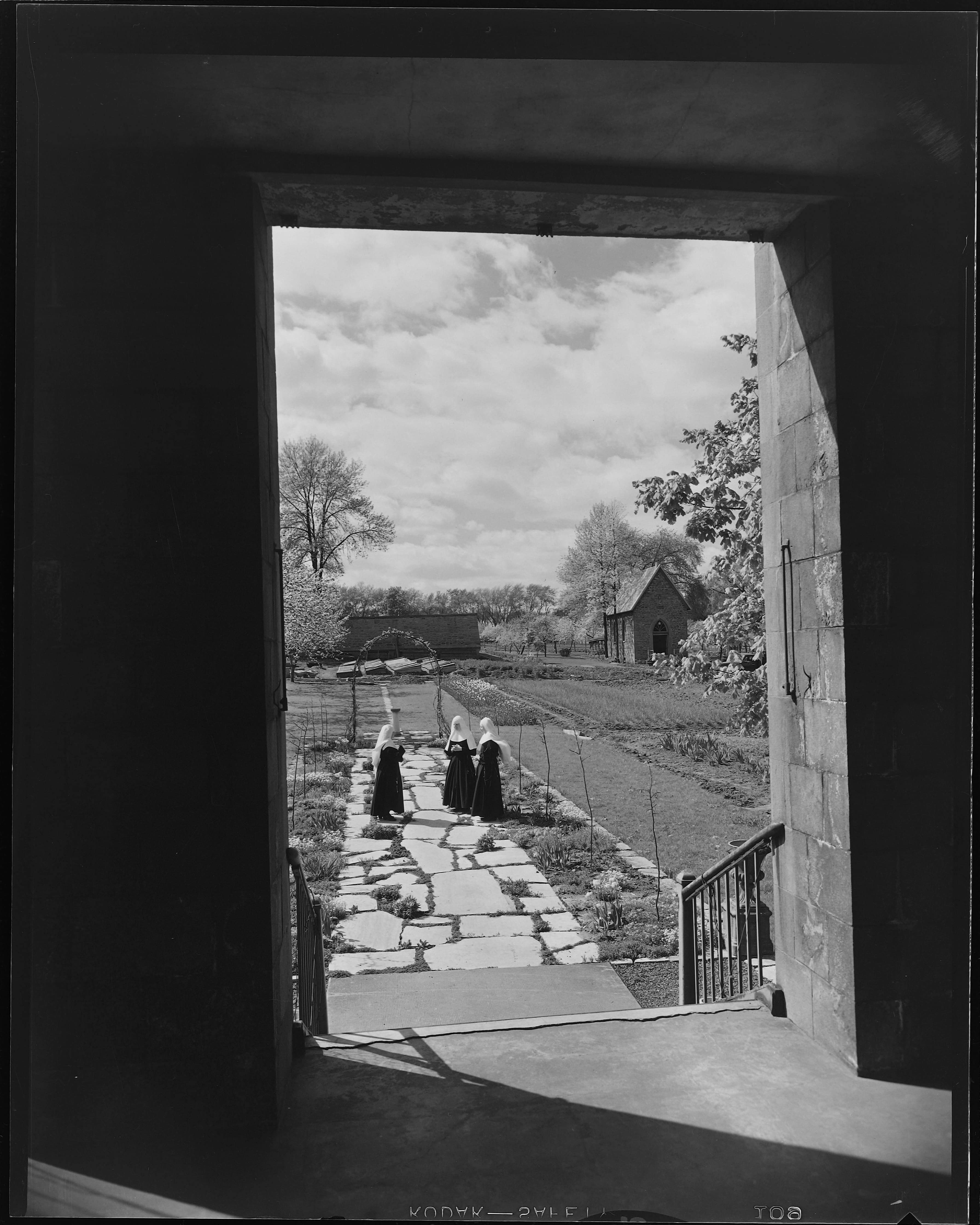 Religieuses dans le cloître du jardin de l’Hôtel-Dieu, vers 1970.