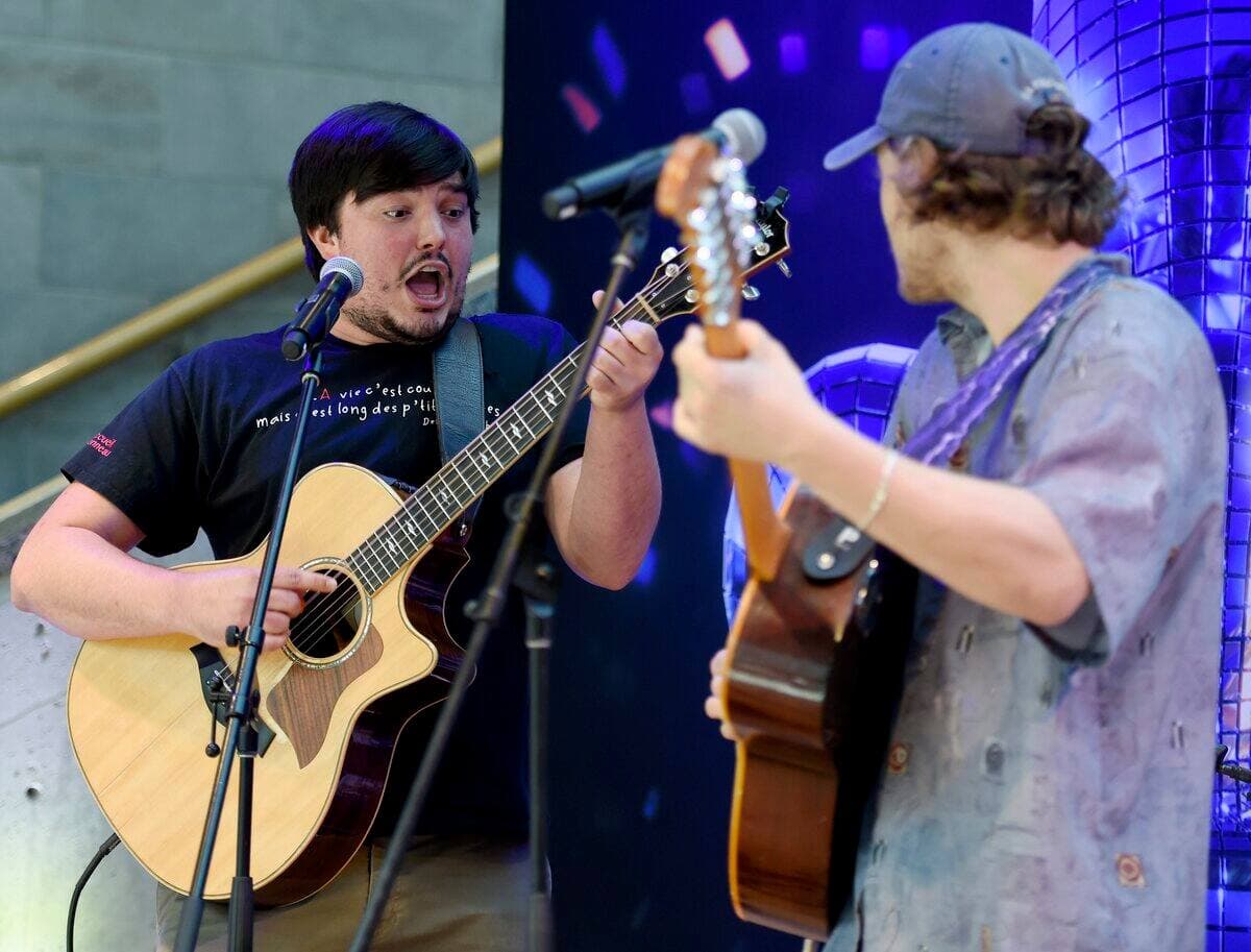 Émile Bilodeau et Simon Kearney ont joué une chanson lors de la conférence de presse du dévoilement des artistes qui prendront part au spectacle du 23 juin, sur les plaines d’Abraham, à Québec.