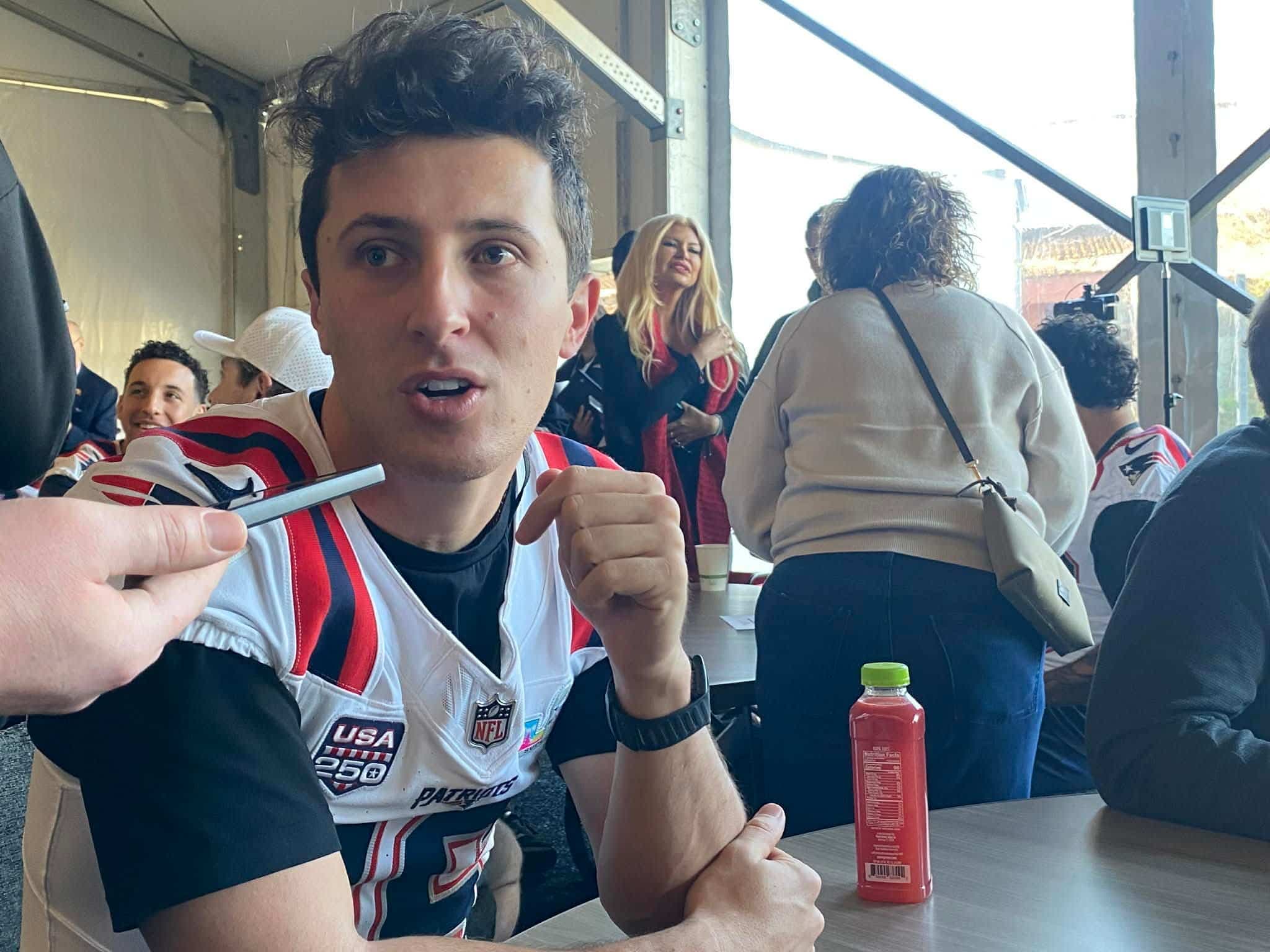 Quart-arrière substitut des Patriots, Tommy DeVito garde d'excellents souvenirs de Matthew Bergeron et d'autres coéquipiers québécois, dont il a parlé en marge du Super Bowl.