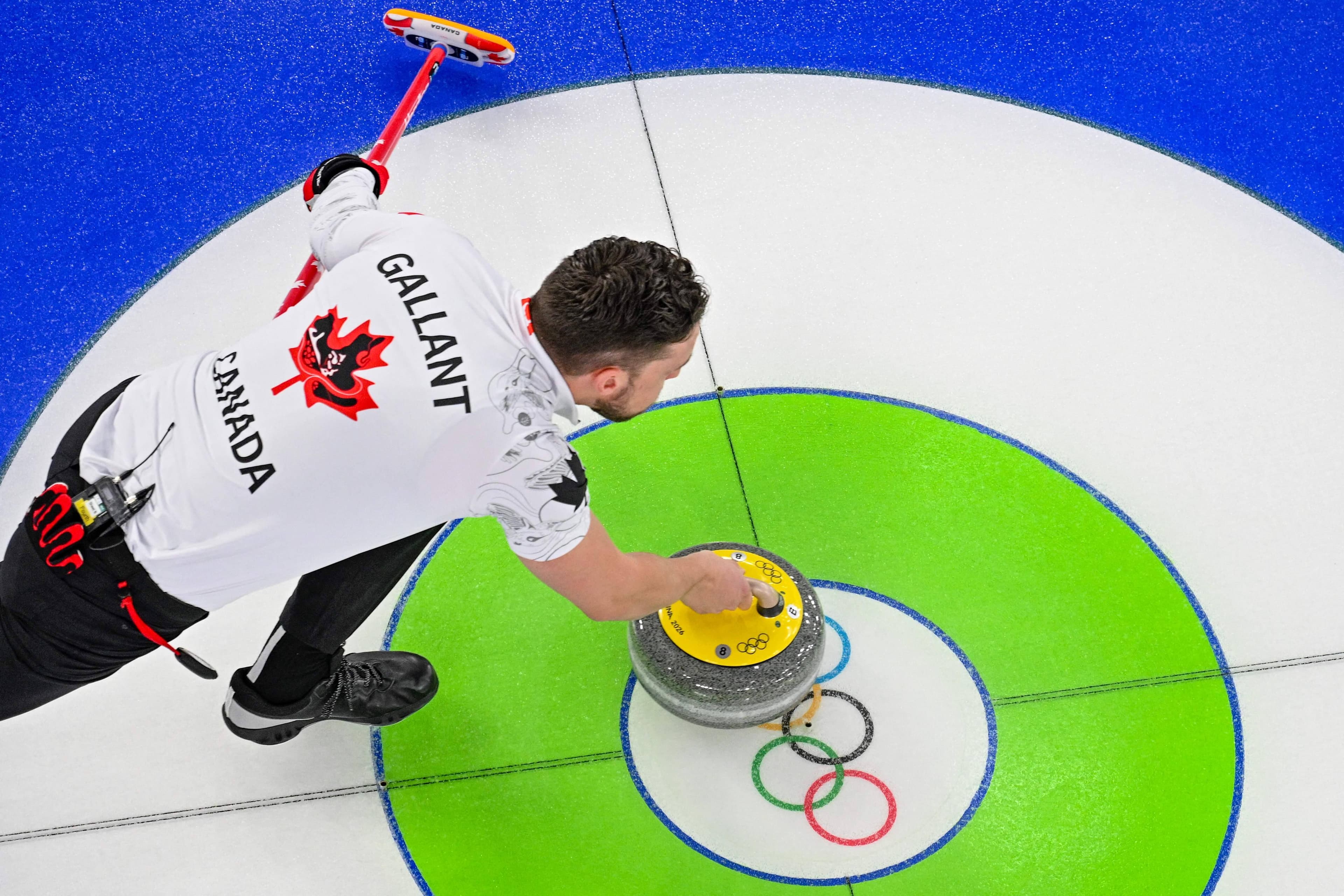 Brett Gallant, en action, durant le tournoi de curling en double mixte, le jeudi 5 février 2026, à Cortina d’Ampezzo.