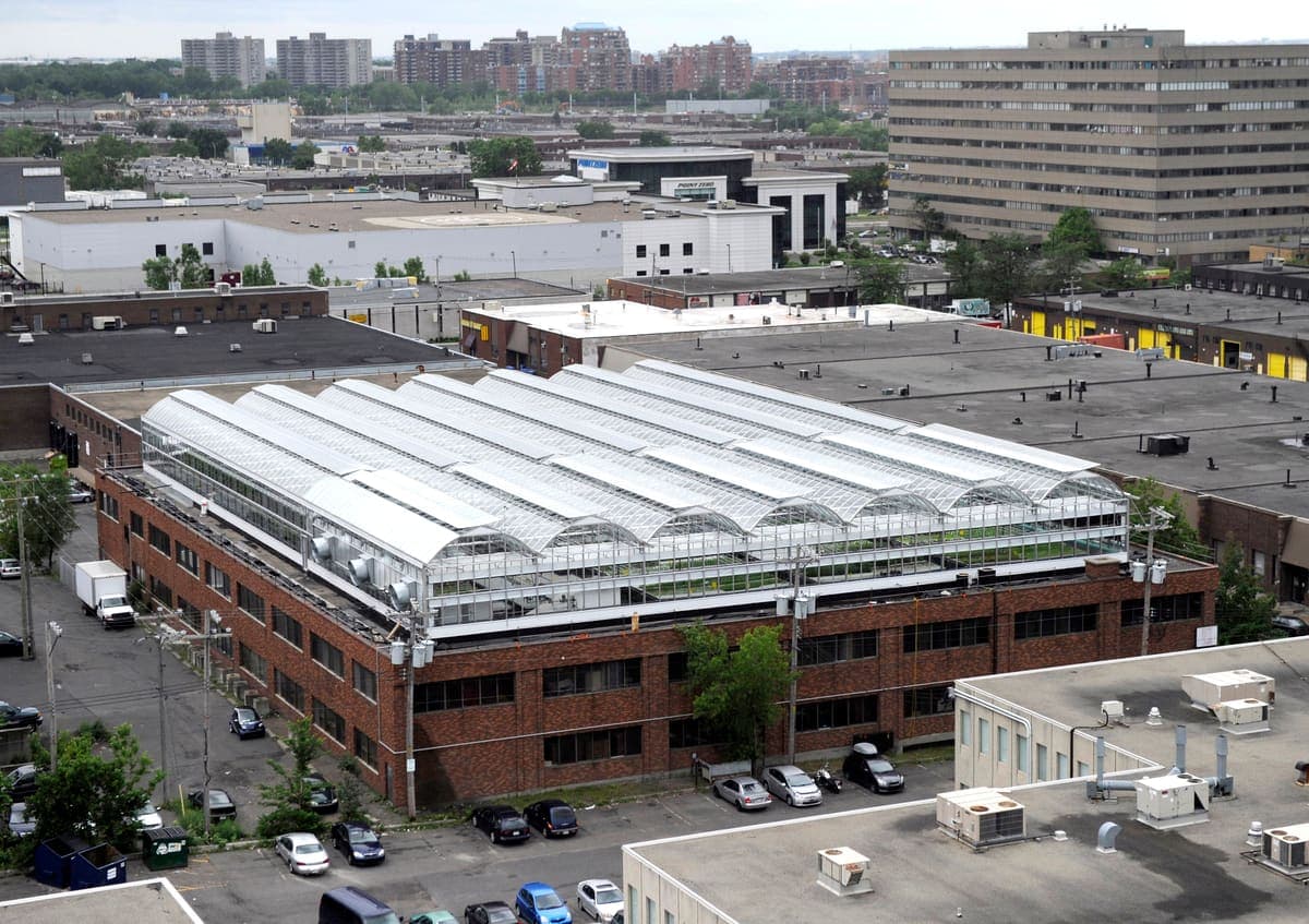 Vue aérienne des serres des Fermes Lufa à Montréal.