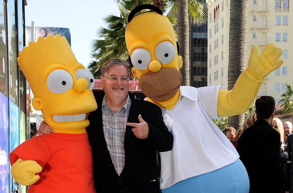 Le créateur des Simpsons Matt Groening accompagné des célèbres personnages de Bart et Homer.