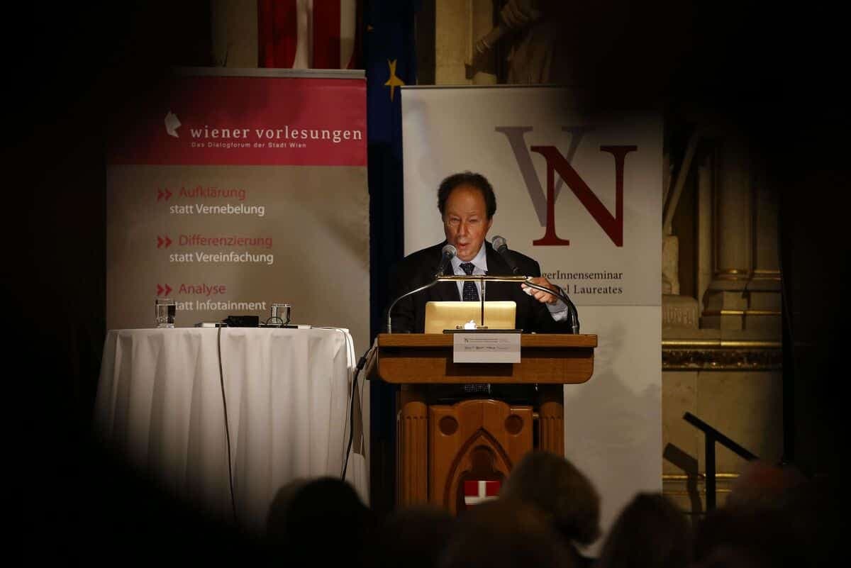 Le Canadien Sidney Altman, lauréat du prix Nobel de chimie 1989, prononce un discours lors du séminaire de Vienne 2012 des lauréats du prix Nobel, à la mairie de Vienne, le 18 octobre 2012.