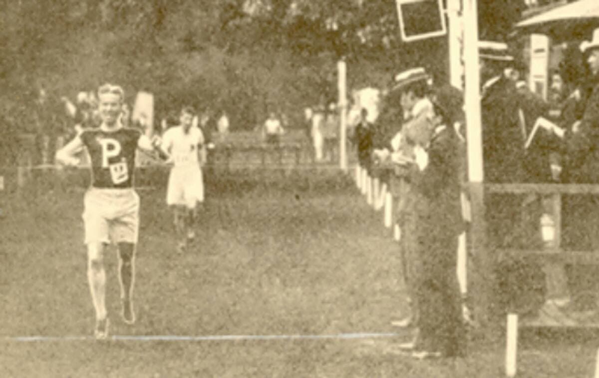 Le Canadien George Orton a remporté la médaille d'or aux premiers Jeux de Paris, en 1900.