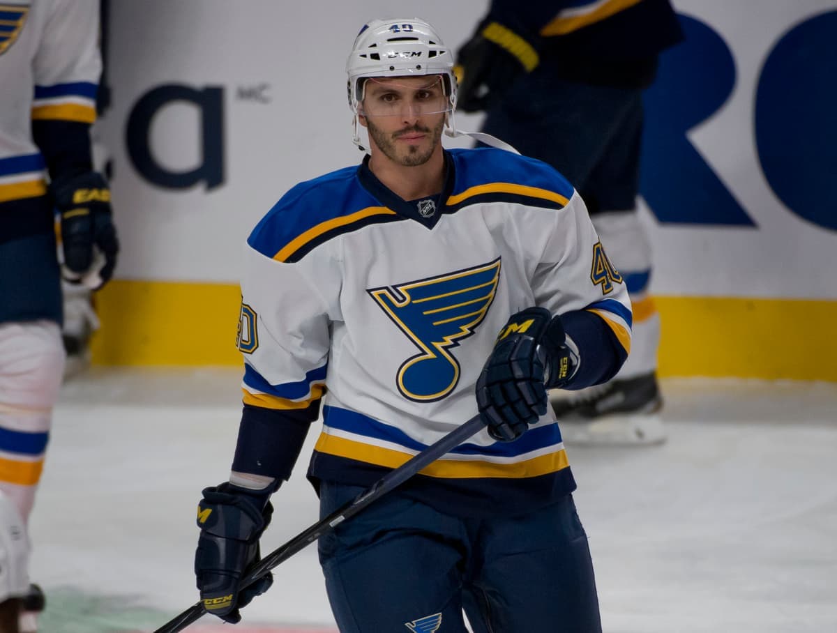 Maxim Lapierre lors de sa dernière saison dans la LNH, avec les Blues de St-Louis.