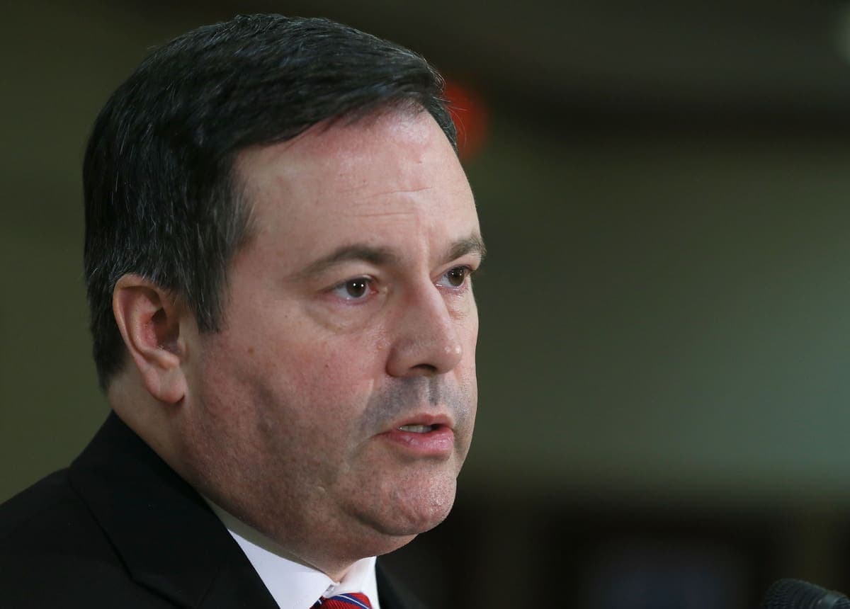 Le premier ministre de l’Alberta Jason Kenney est en isolement après avoir été en contact avec la ministre des Affaires municipales contaminée à la COVID-19.