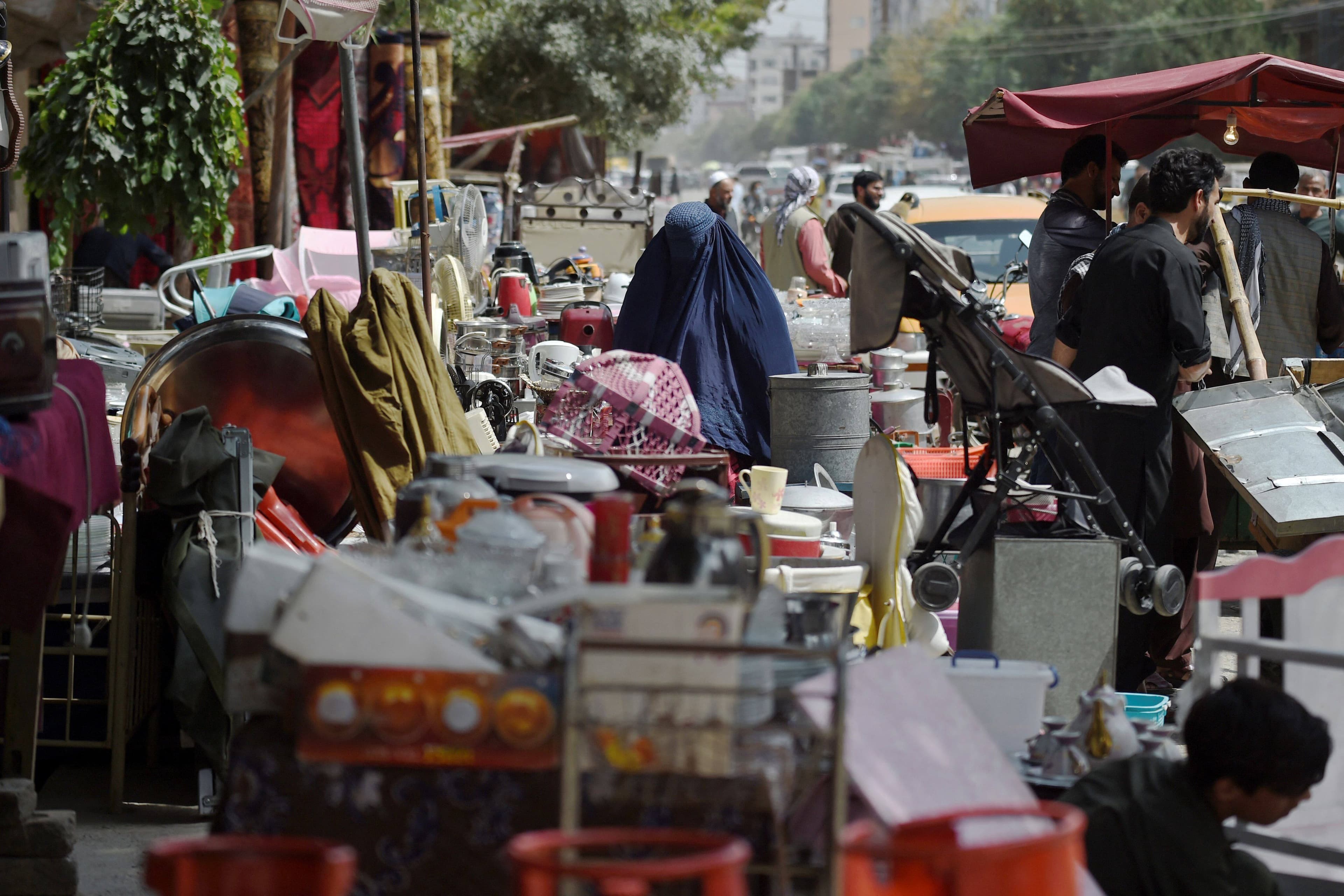 Plusieurs Afghans vendent leurs effets personnels dans les marchés à ciel ouvert de Kaboul.